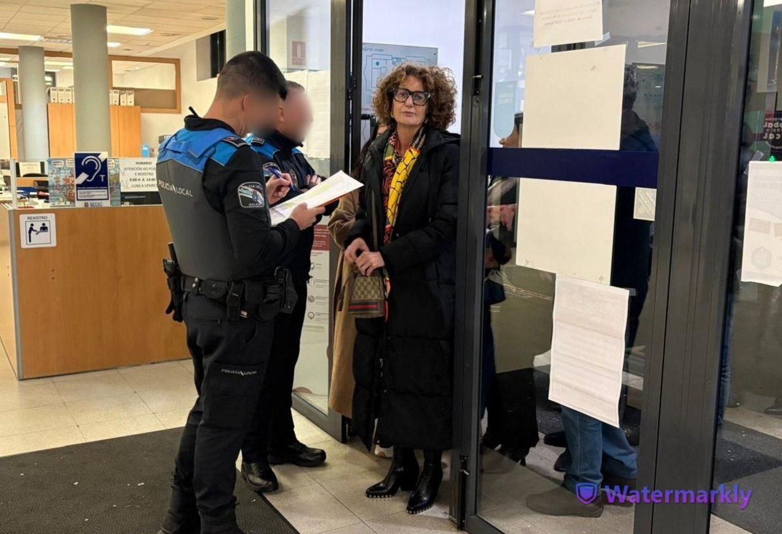 La portavoz del grupo municipal del PP de Cangas, Dolores Hermelo, identificándose al entrar al Concello de Moaña.