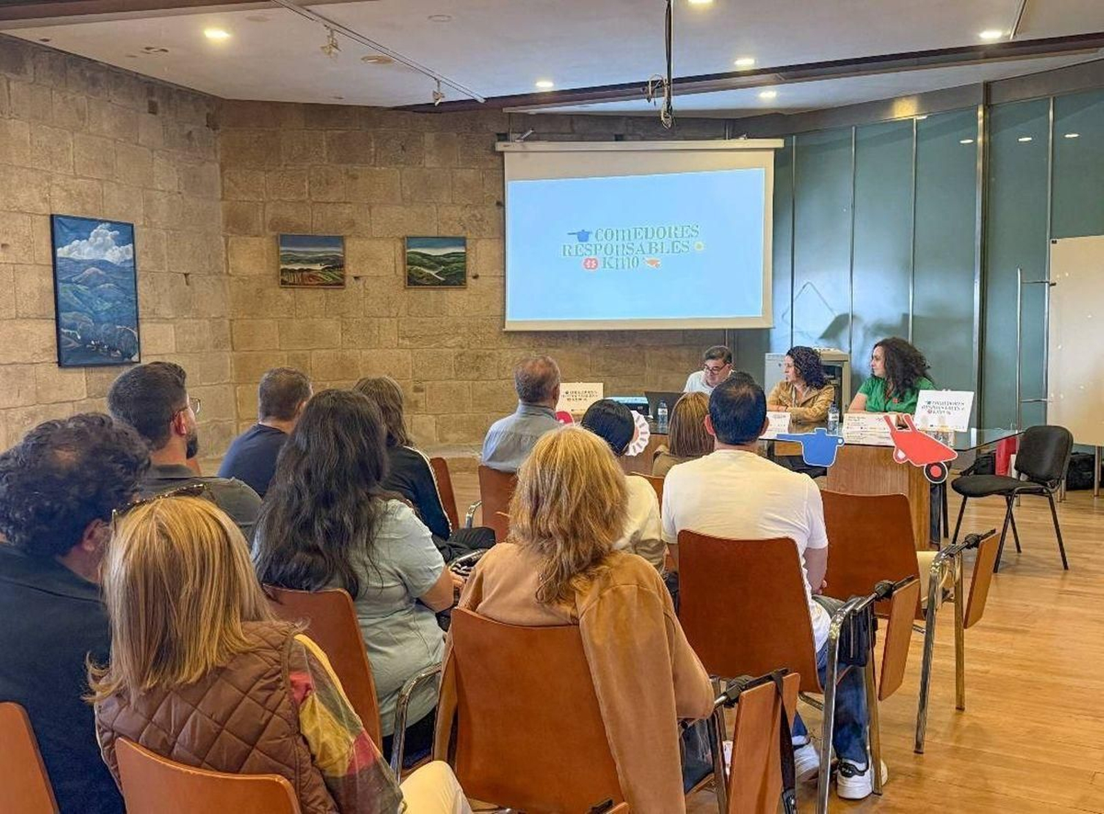 Charla en Castro Caldelas sobre los comedores responsables kilómetro 0.