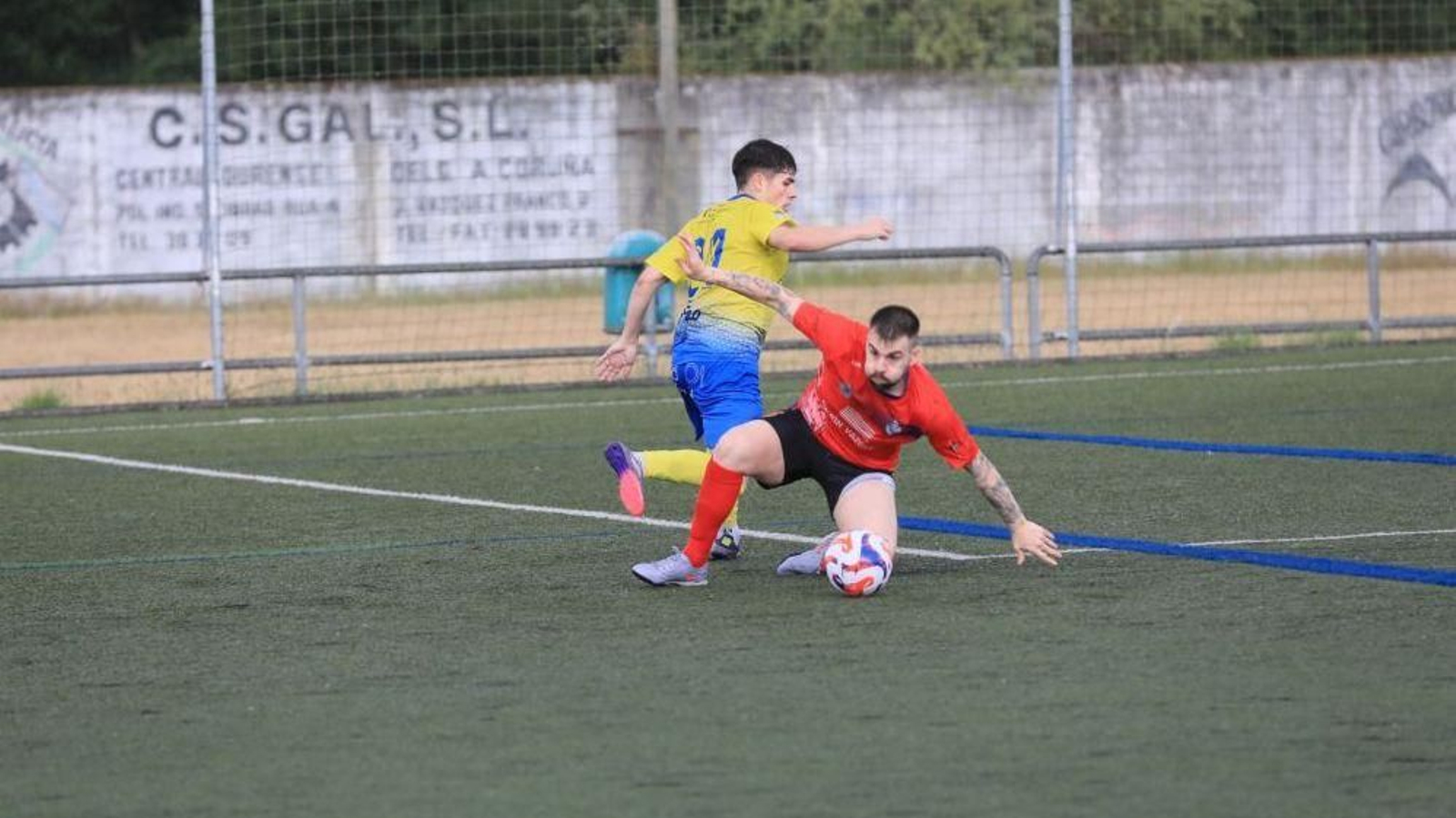El cental Rodri, del Francelos, se arroja al piso cortando oportunamente el avance de Peque, del Polígono.