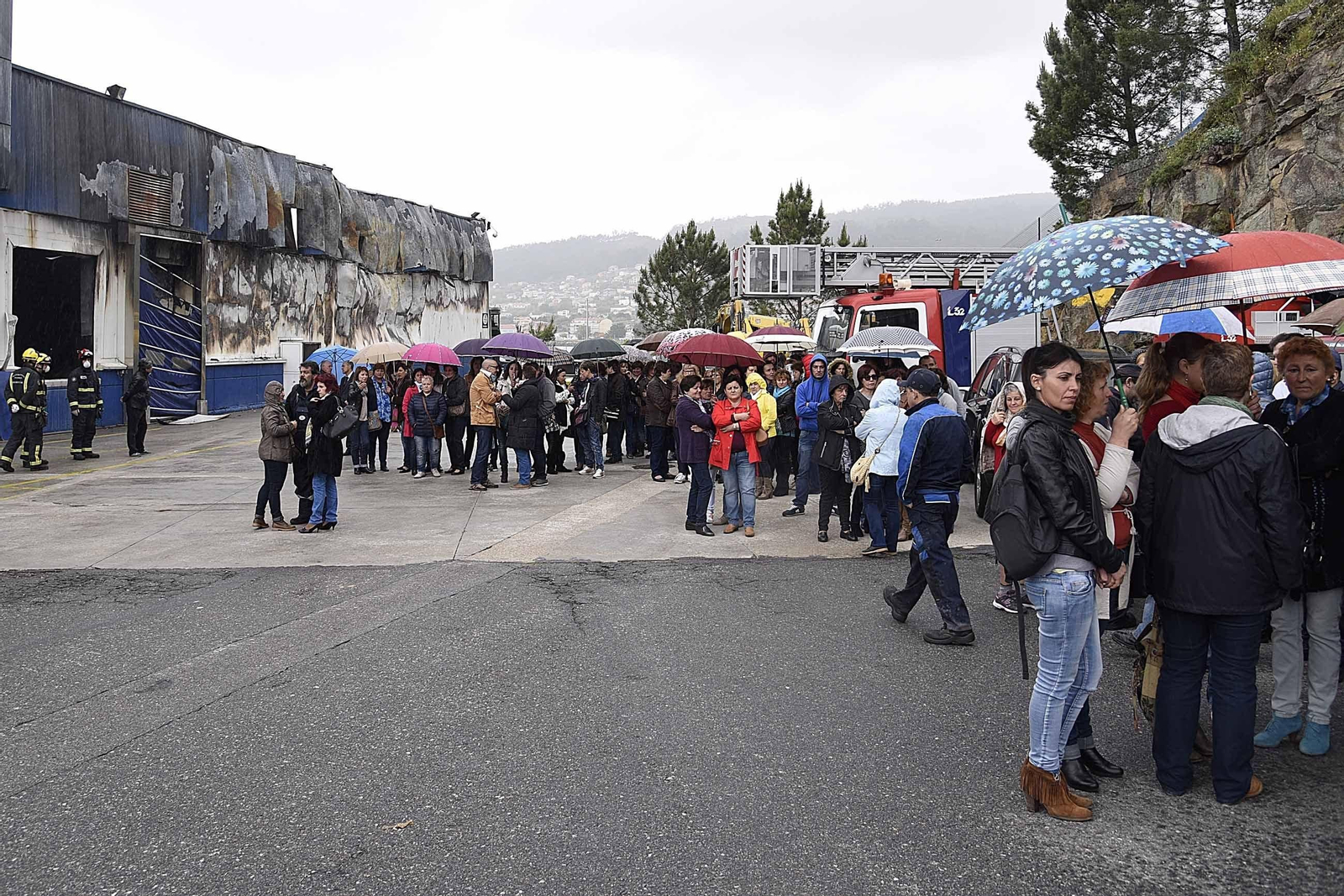 Numerosos trabajadores acudieron ayer al mediodía a la empresa para conocer las novedades.