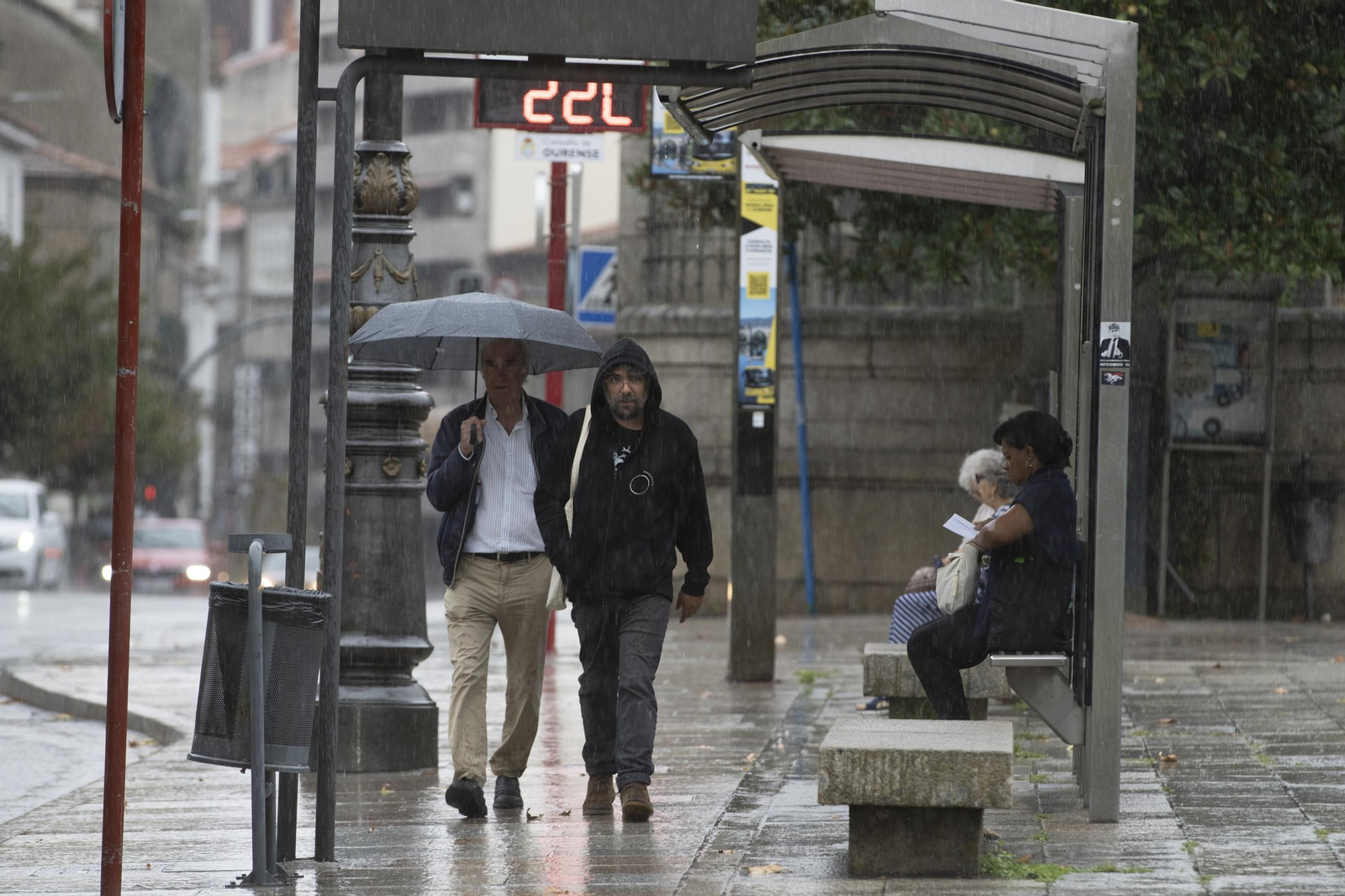Galería | Una tormenta de verano deja Ourense pasada por agua y desploma los termómetros