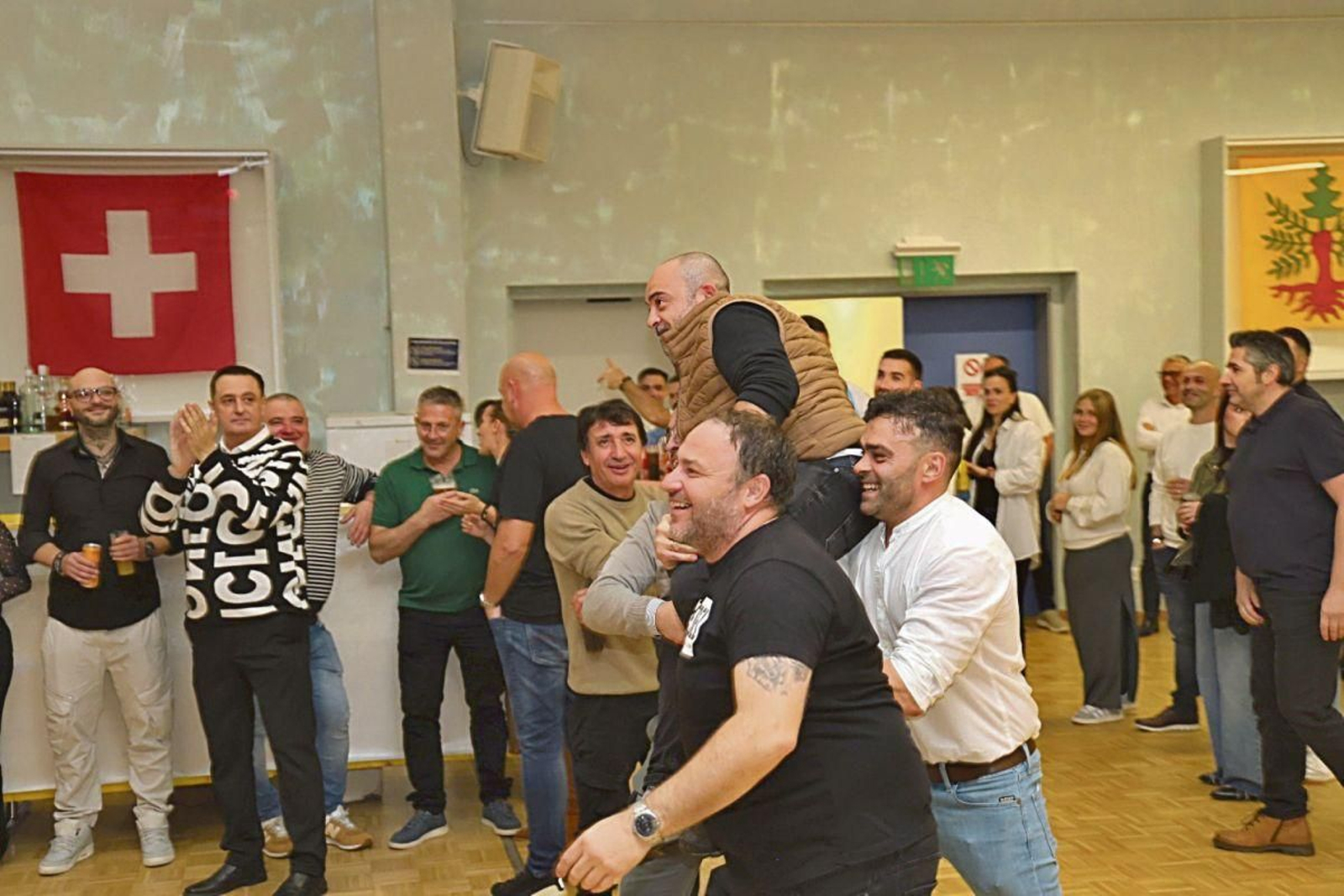 En volandas camino del escenario.