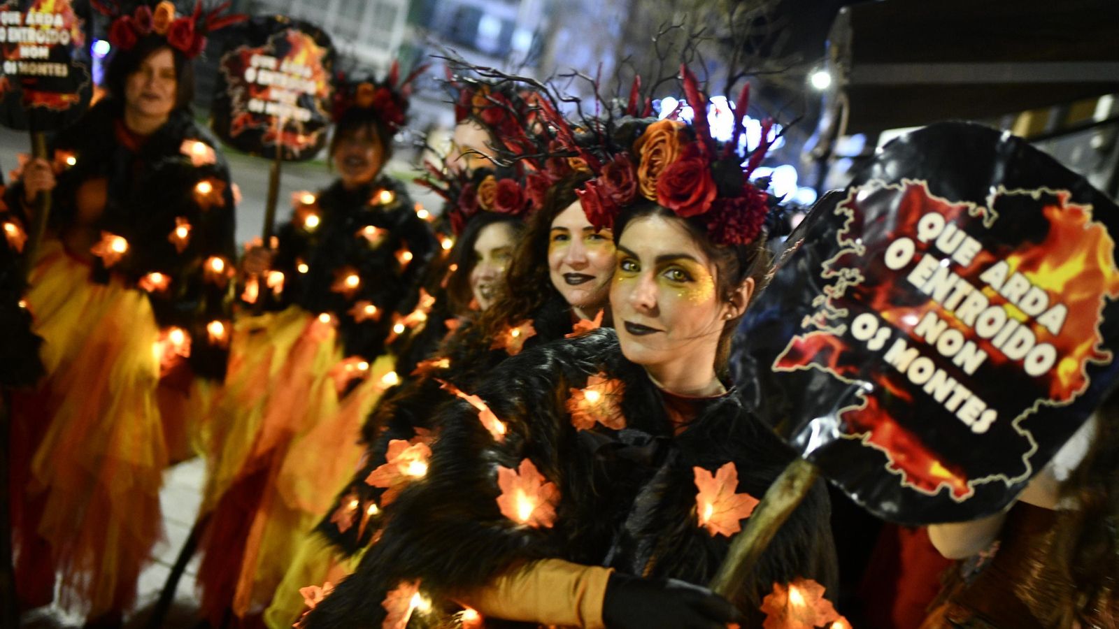 A reivindicación polo acontecido o pasado verán tamén tivo cabida nos disfraces das comadres.