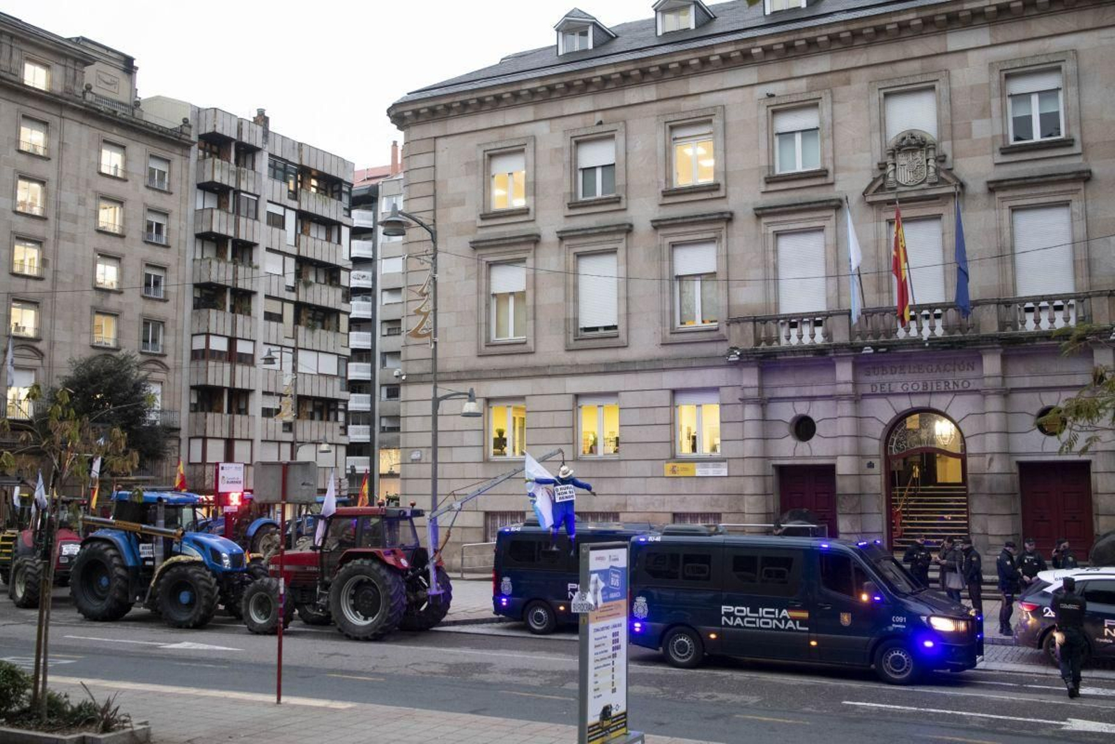 Los tractores ya forman parte del paisaje ourensano.