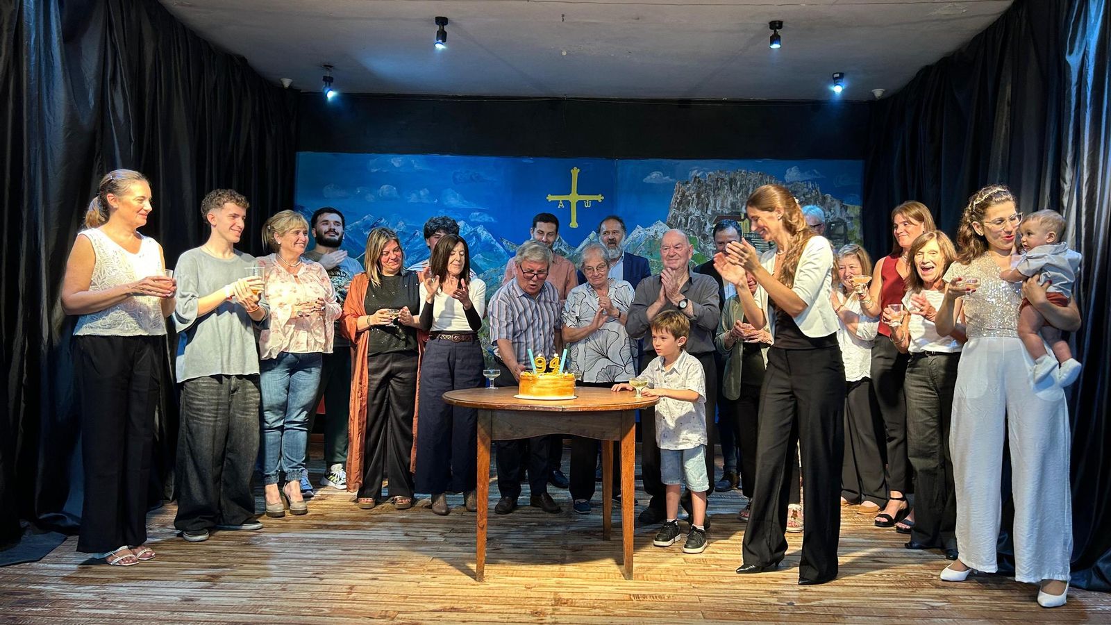 La vicepresidenta con las personas integrantes de la junta directiva y del grupo de baile del Centro Asturiano de La Plata.