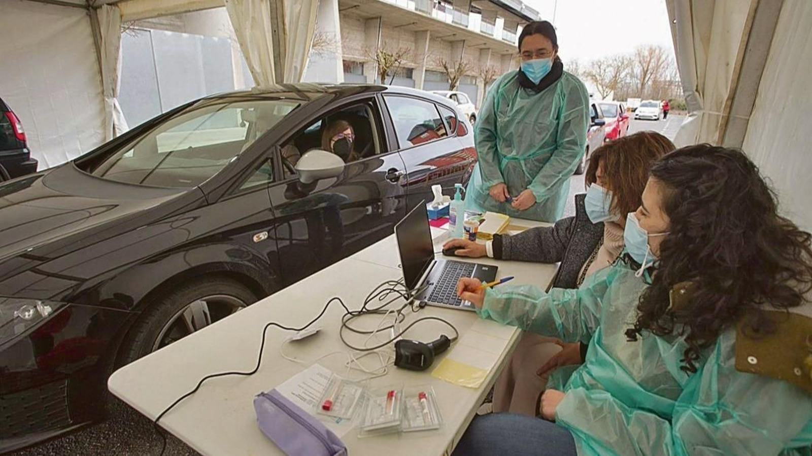 Una persona acude a realizarse un test de antígenos en Monforte de Lemos.