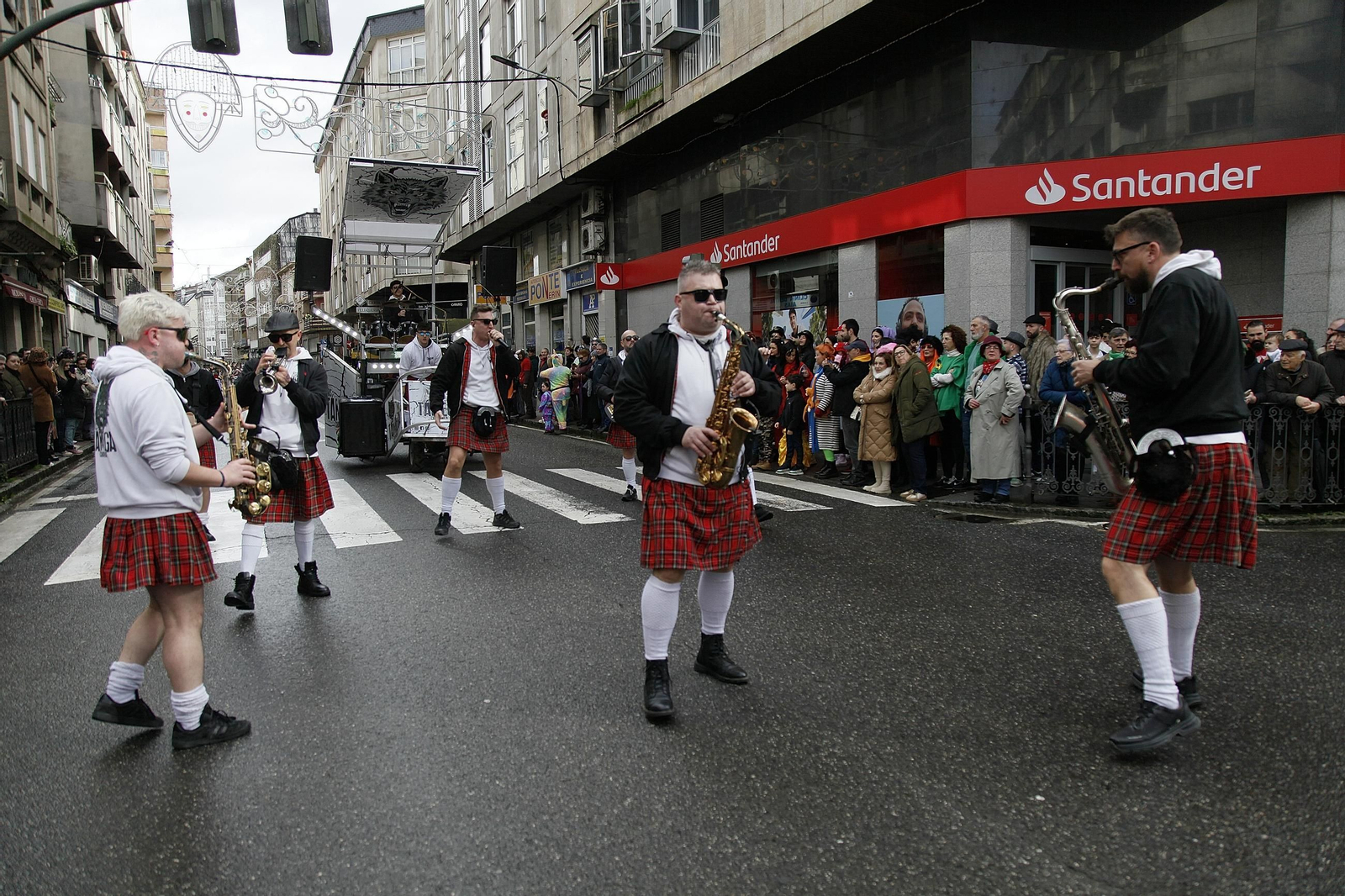 Galería | Música, color y tradición con las llegada de los Cigarróns a Verín durante el Domingo de Corredoiro