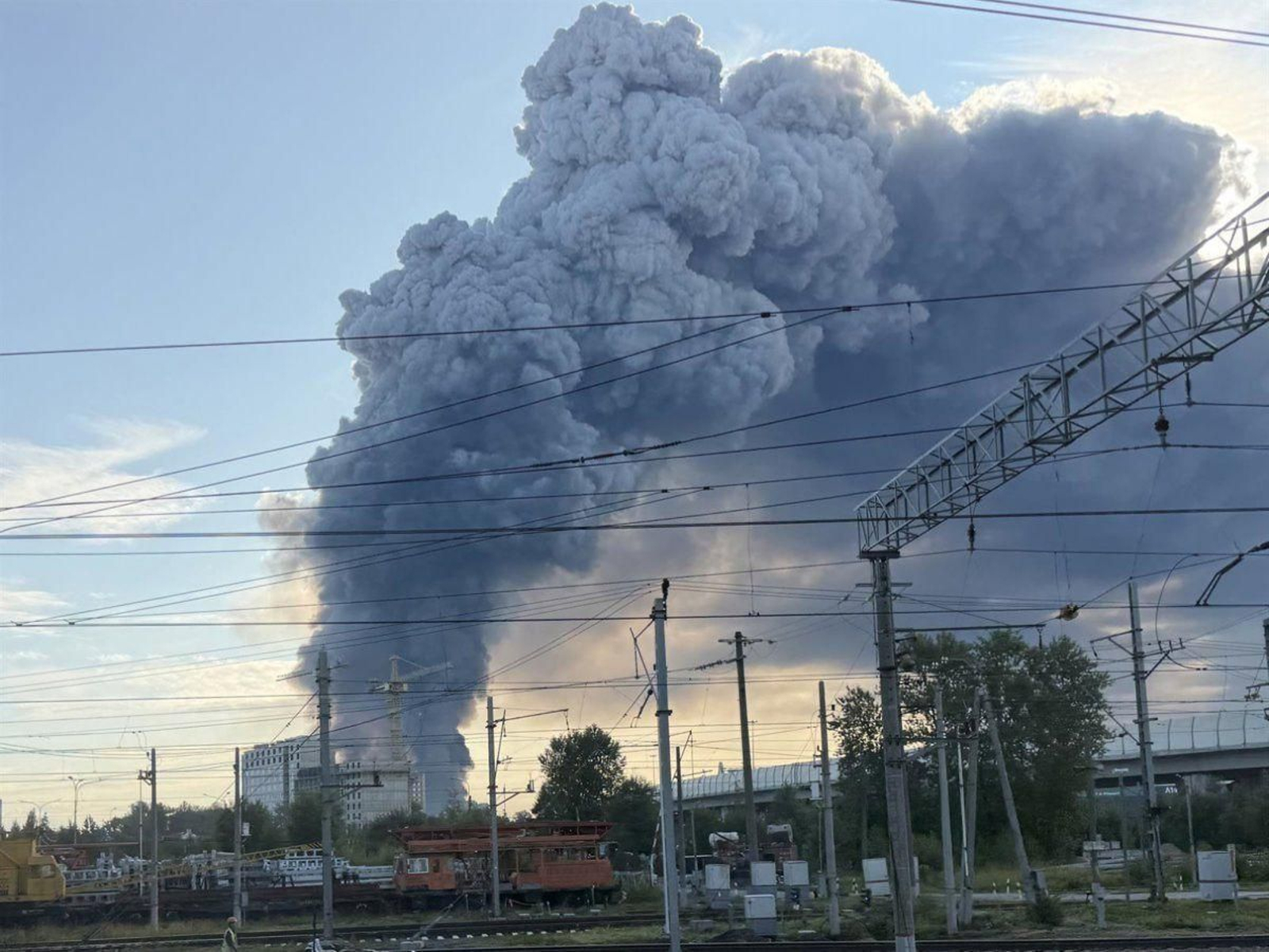 Una columna de humo se eleva en la región rusa de Leningrado tras un ataque con drones.