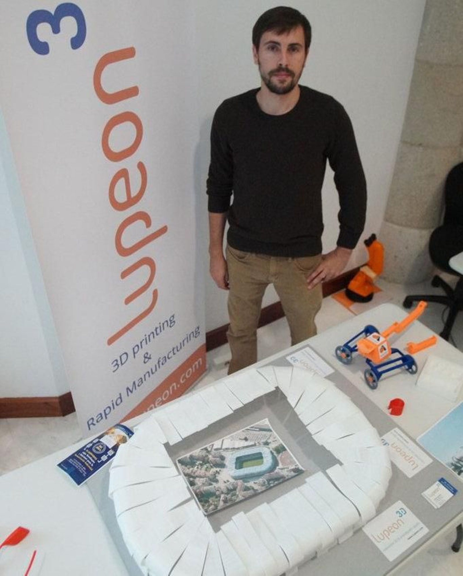Luis Mandayo, junto a la maqueta del nuevo estadio.