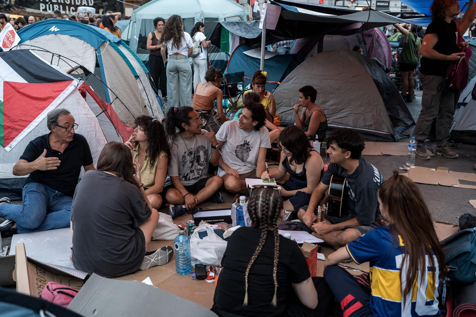 Galería | Cien tiendas de campaña toman la Puerta del Sol de Madrid exigiendo el "decreto Maricarmen"