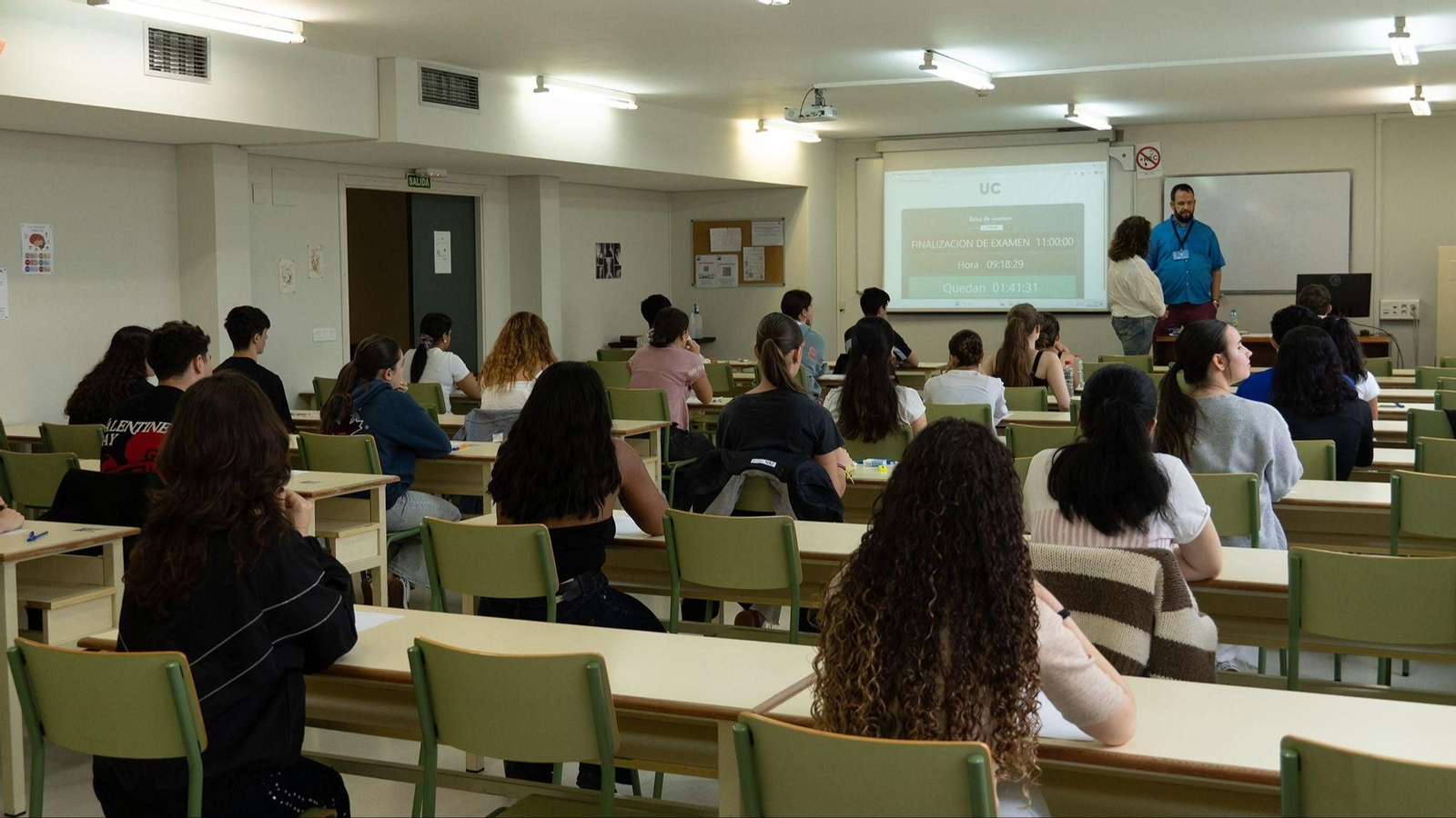 Alumnos en el primer día de la PAU en Cantabria