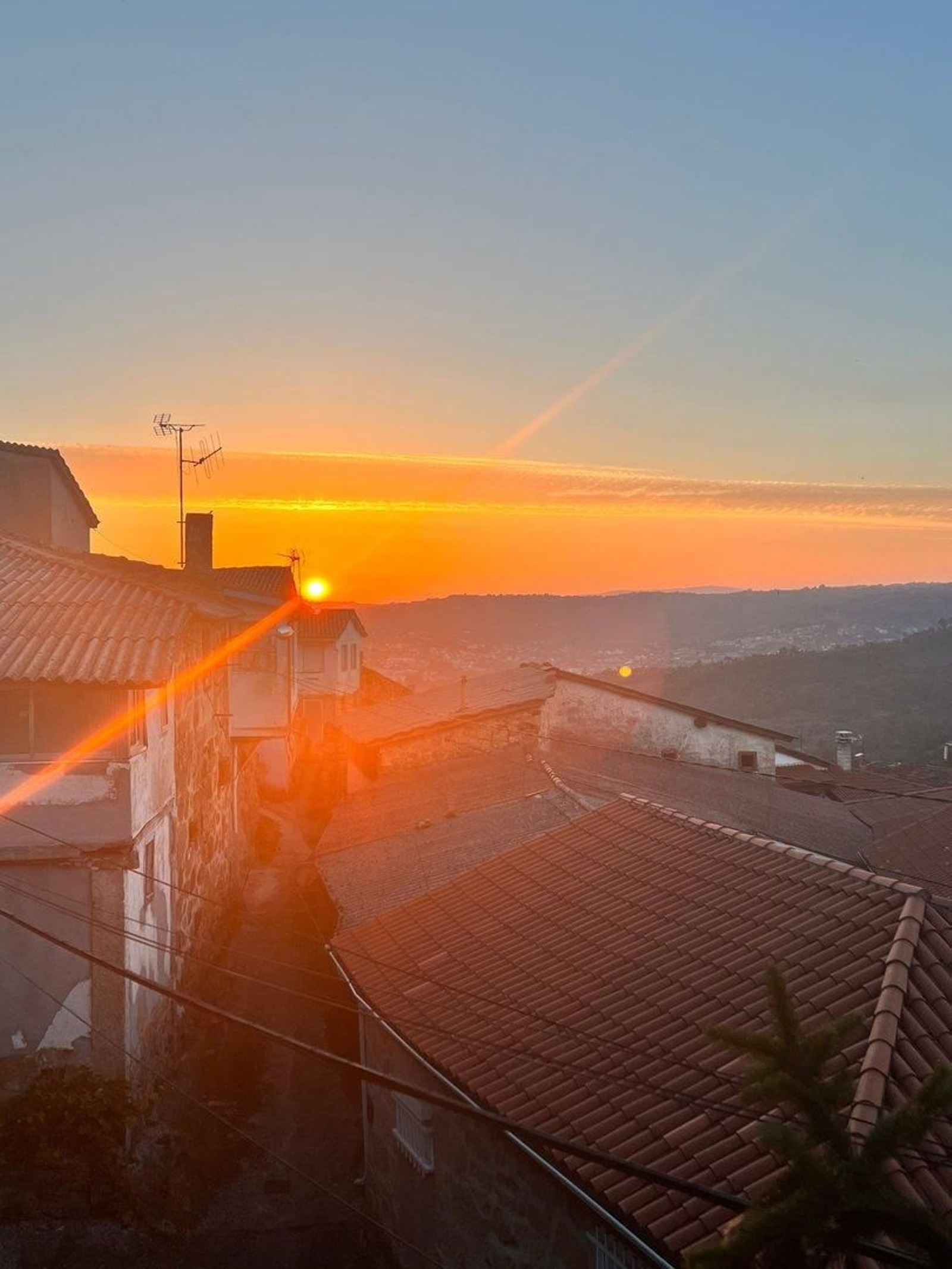 Autor: Daniela Tatiana Cortes Toloza

Título:  Posta do sol no monte, en Ceboliño