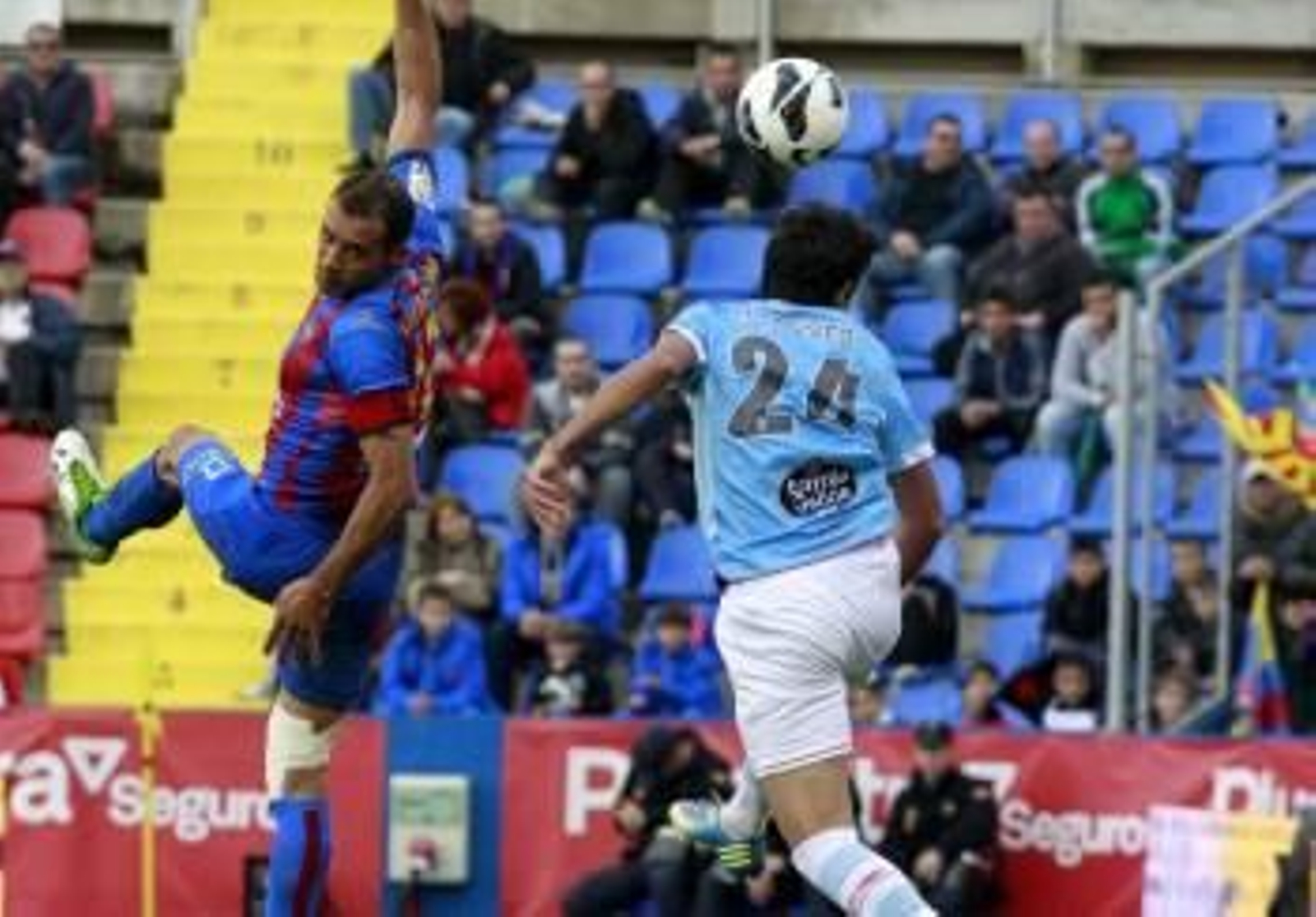 Augusto remata de cabeza para marcar el único gol del Levante-Celta (0-1) el sábado pasado. (Foto: ÁREA 11)