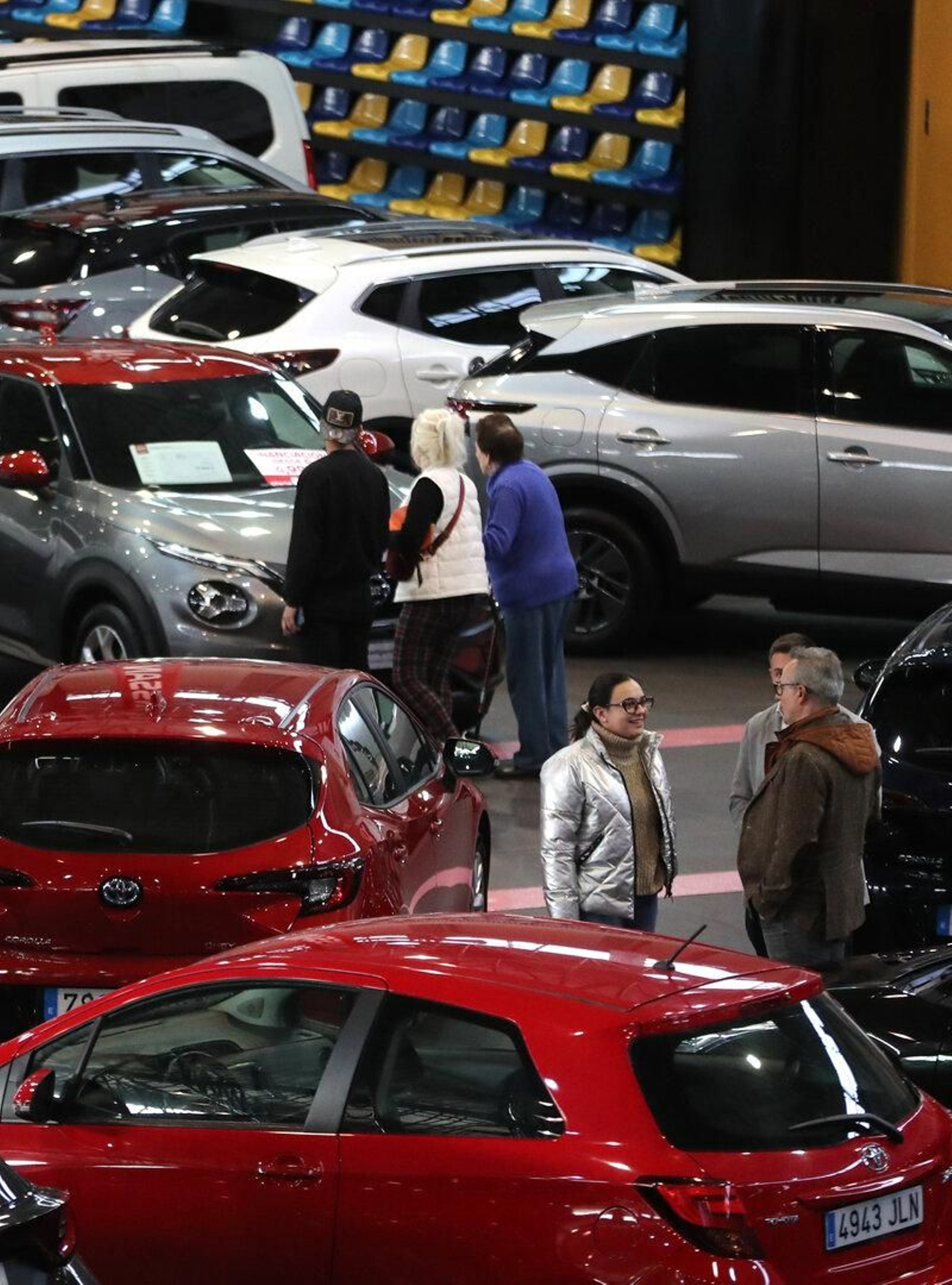 Visitantes a la exposición charlando entre ellos acerca de los diferentes coches de ocasión del salón