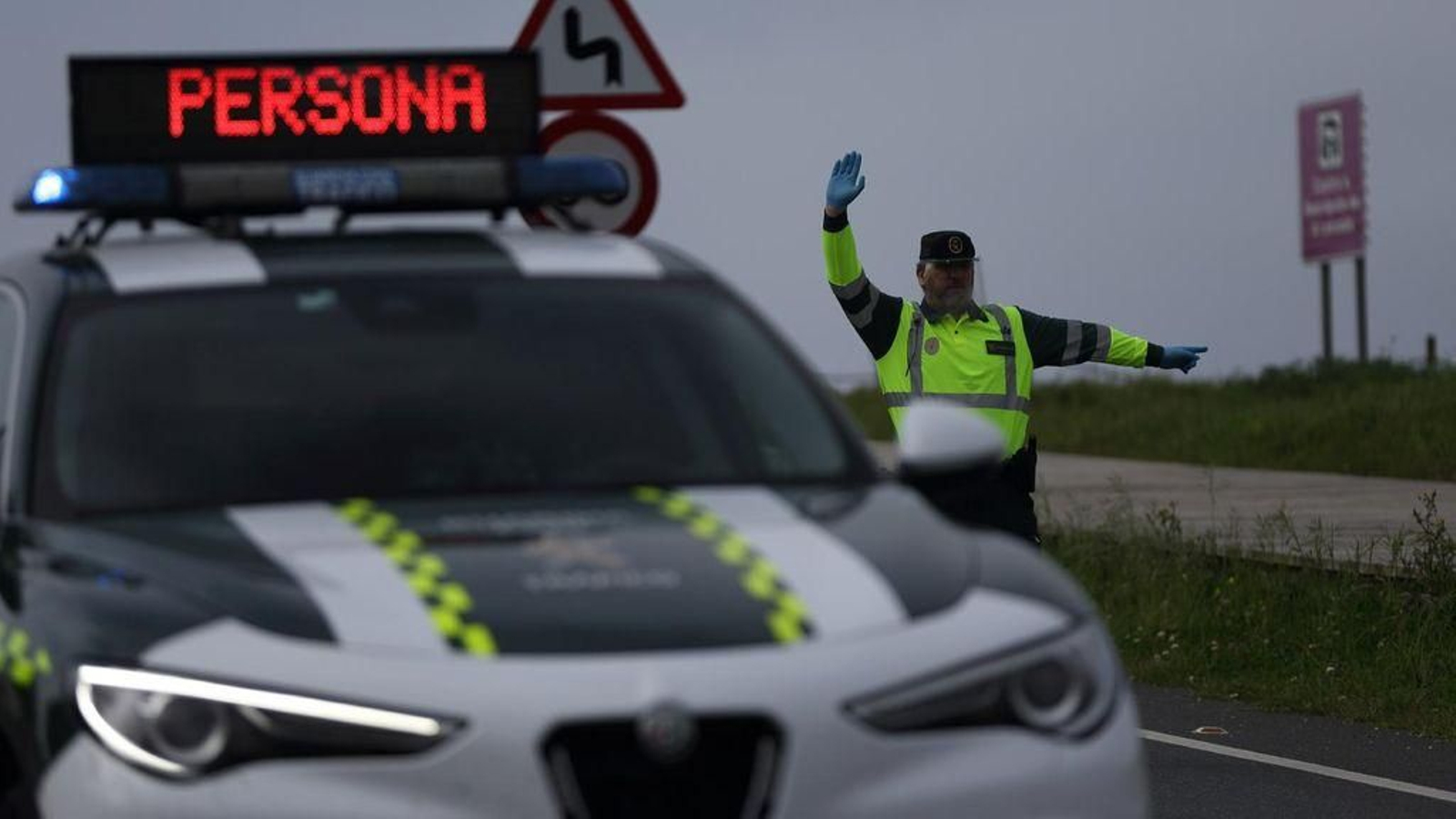 Control de la Guardia Civil en la playa de la Lanzada // Alberte