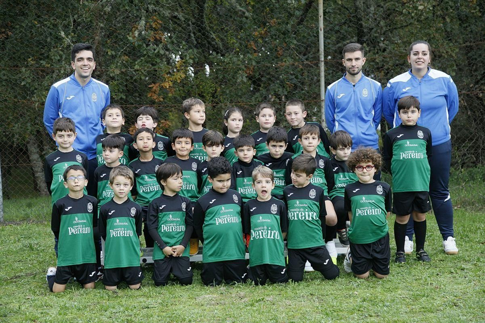 Los jóvenes jugadores y el cuerpo técnico del equipo prebenjamín.
