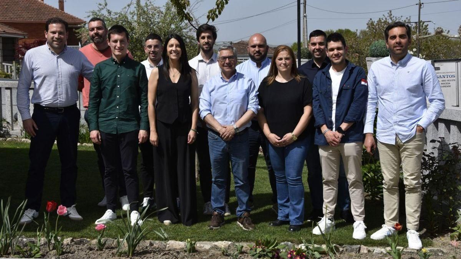 Los alcaldes más jóvenes del PP de Ourense junto a Luis Menor.