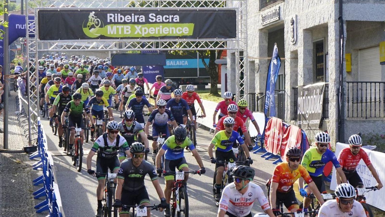 Salida de la segunda etapa de la Ribeira Sacra MTB Xperience 2025.
