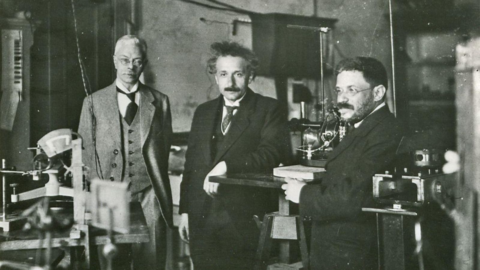 Einstein visitando o laboratorio do mentor de M. Risco, Pieter Zeeman (1920).