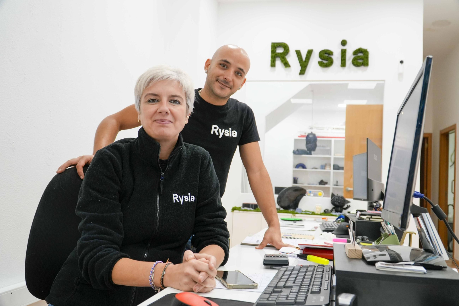 Lucía Míguez y Diego Delgado Novoa, en las instalaciones de Rysia en Teis.