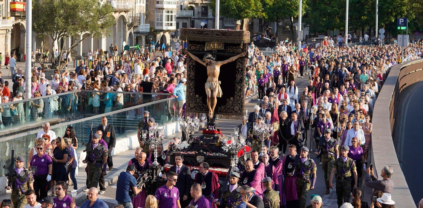 Miles de fieles acudieron a la cita con el Cristo da Victoria.