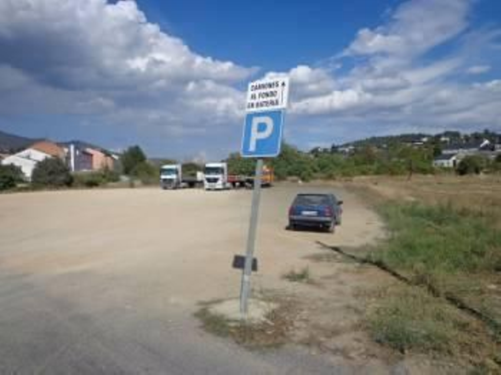 Aparcamiento de camiones en la avenida del Bierzo, en el casco urbano de O Barco. (Foto: JOSÉ CRUZ)