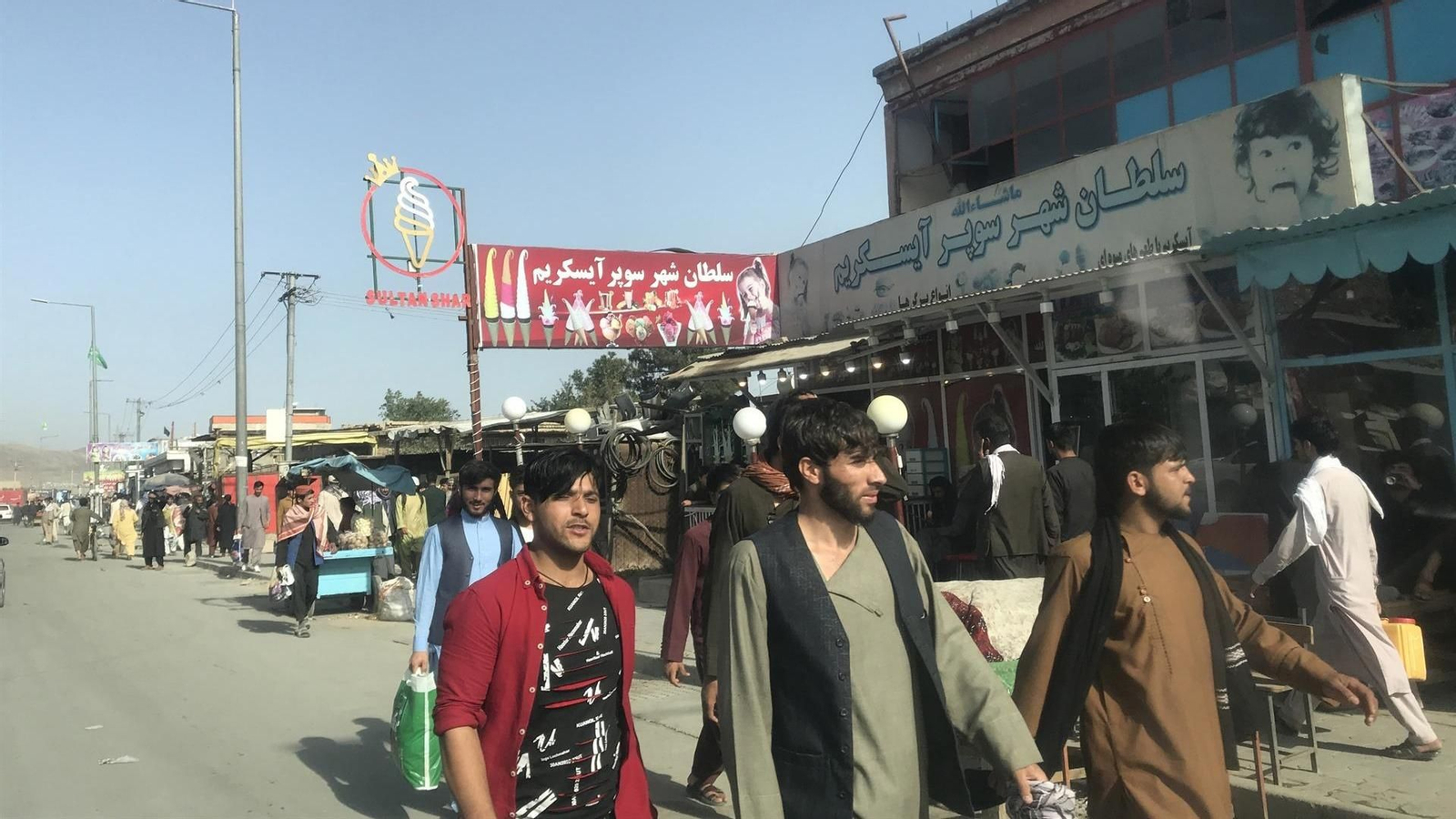 Un grupo de personas camina por Kabul. (EFE)