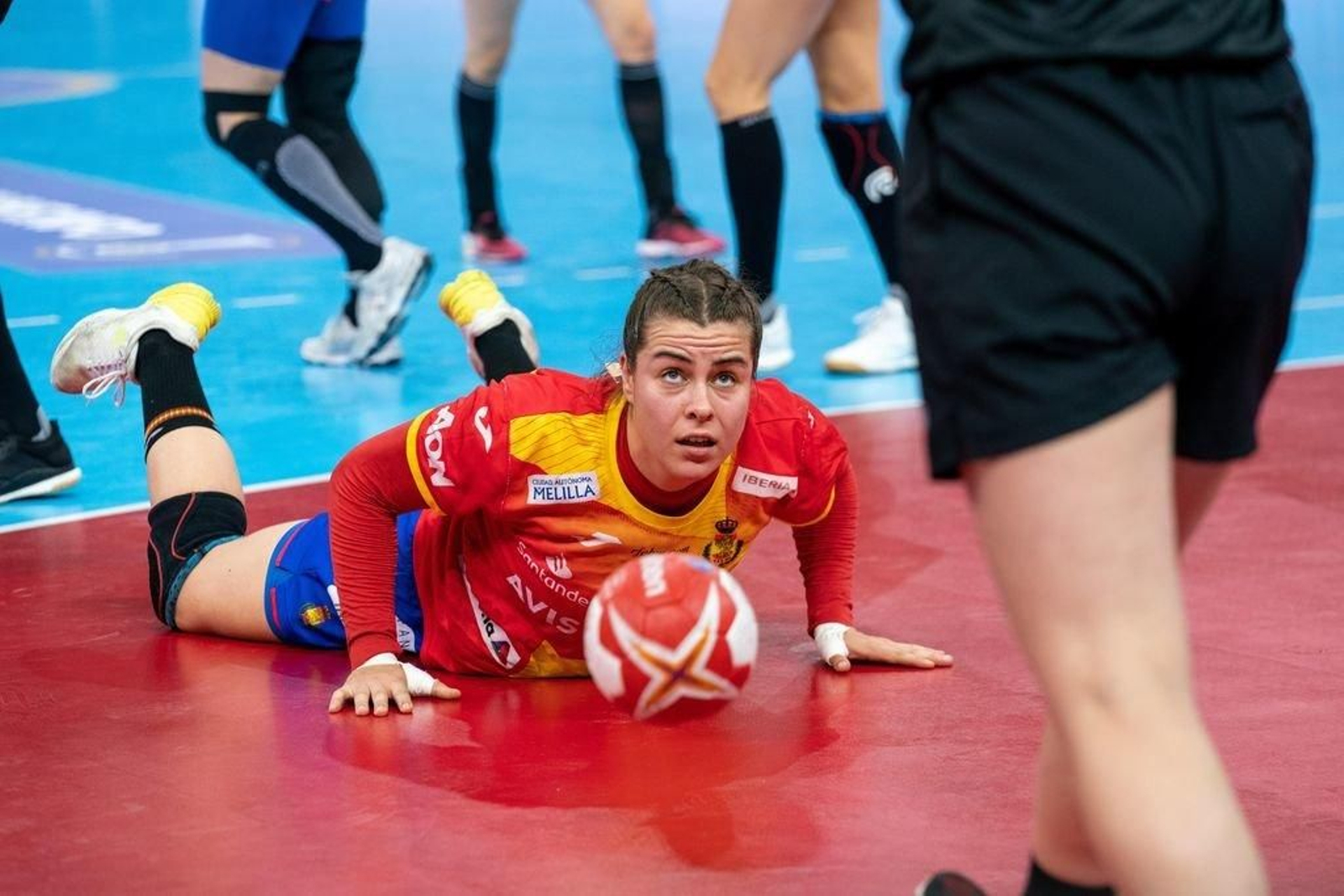 Ainhoa Hernández, protagonista de la jugada final, observa el balón en el partido de ayer.