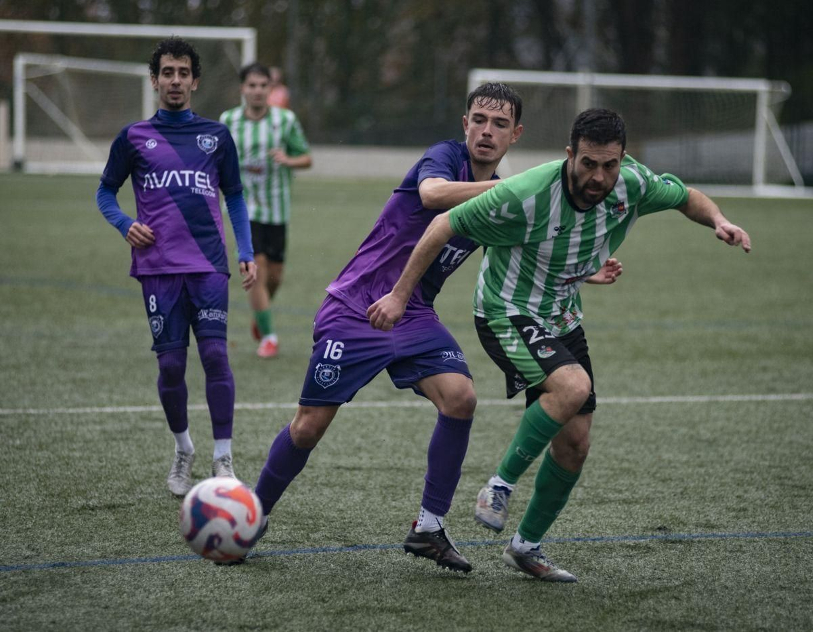 Damián, del Sporting Carballiño, intenta frenar la marcha de Chery, del Muíños, con el balón.