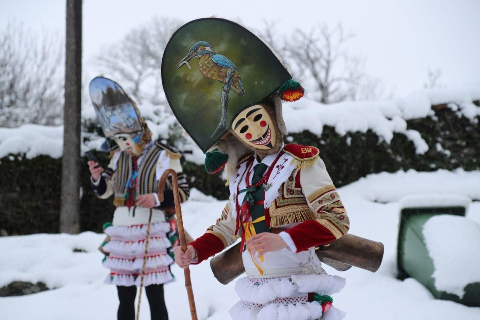 Sus movimientos para hacer sonar las chocas.