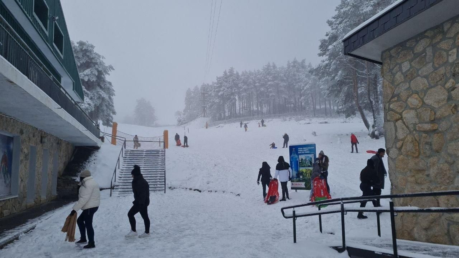 La Estación de Manzaneda, cubierta de nieve.