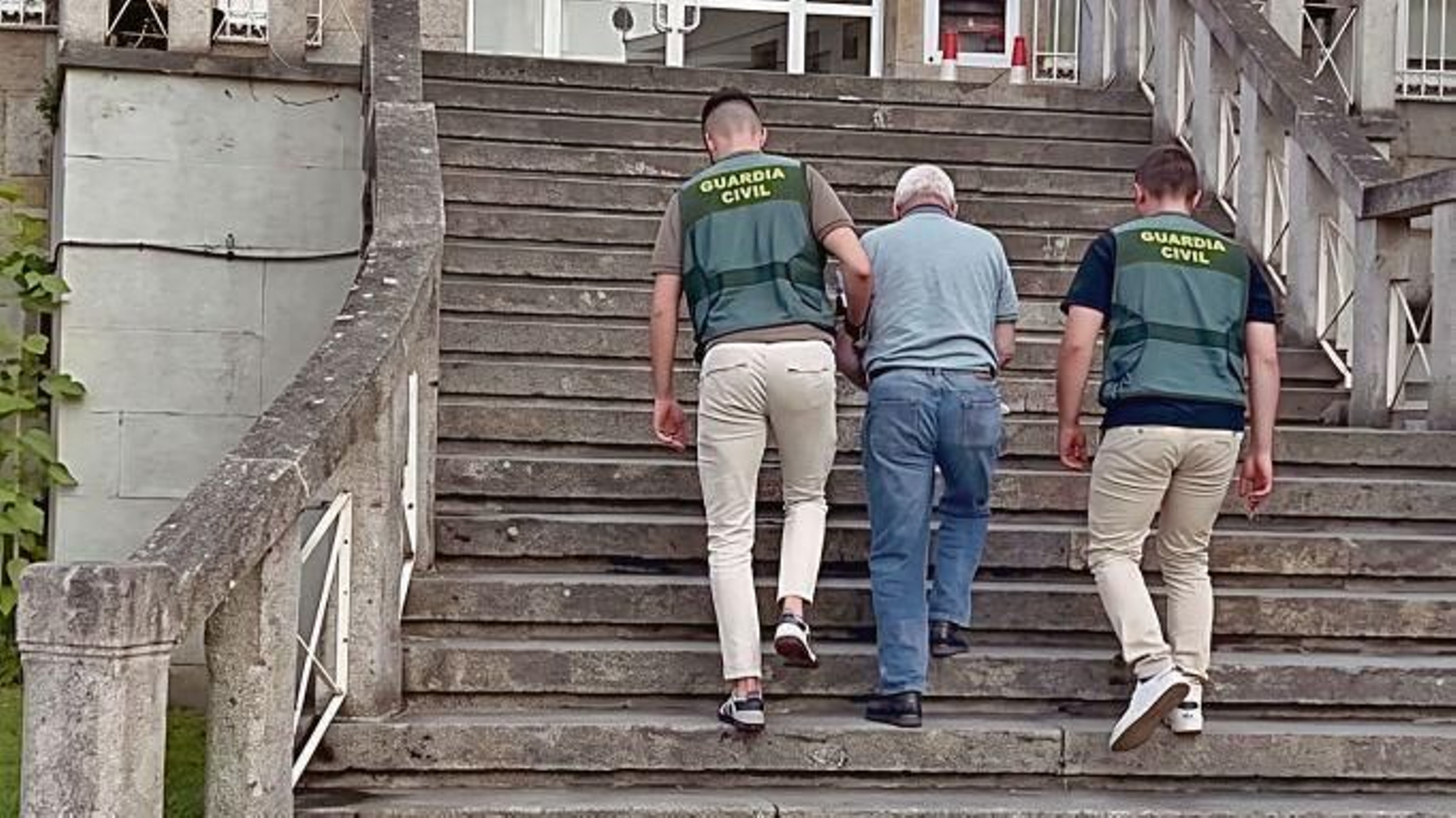 El vecino de Monterrei, en el cuartel de la Guardia Civil.