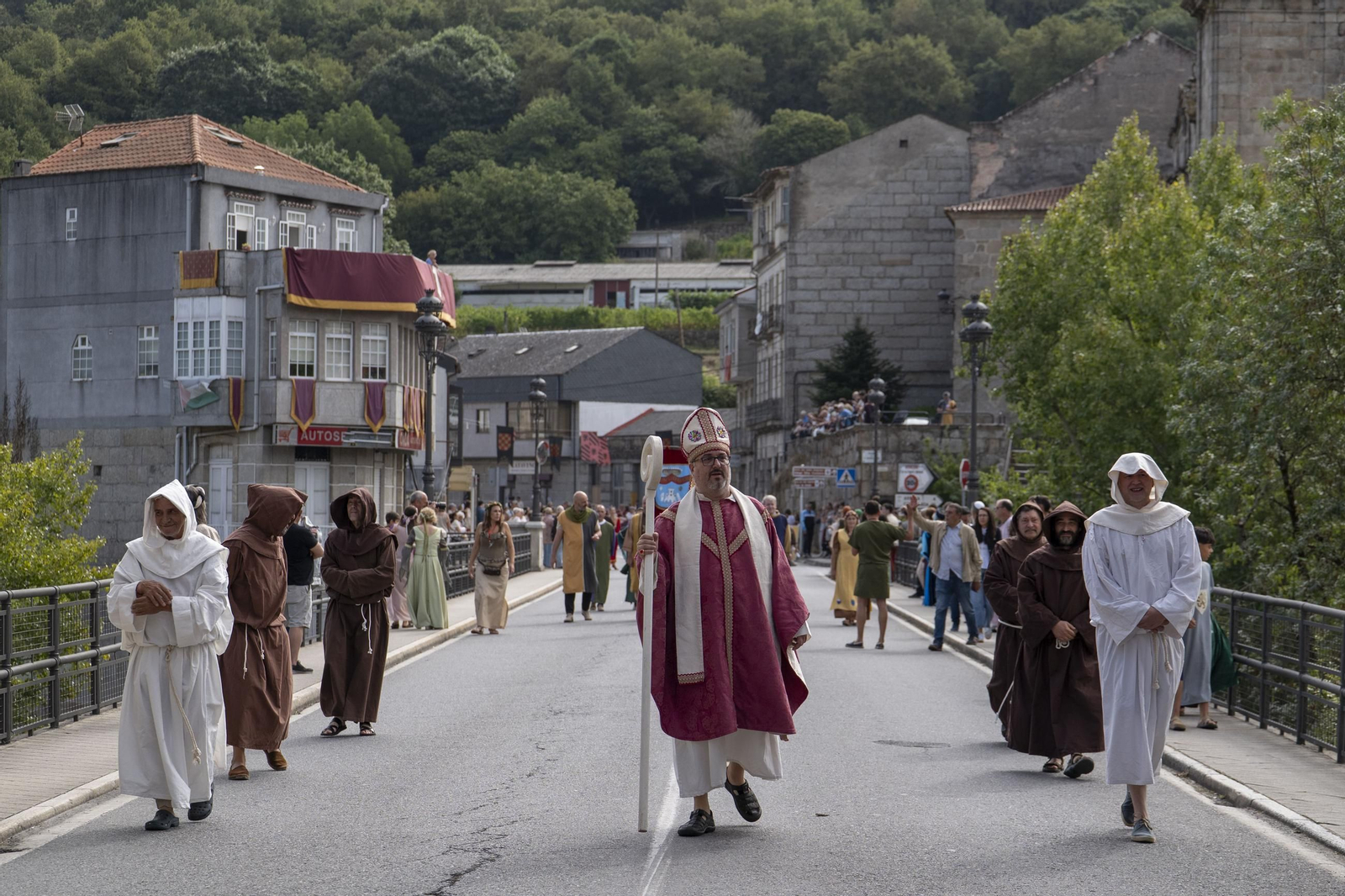 Galería | Reyes, clero, doncellas y caballeros desfilan por las calles de Ribadavia en la Festa da Istoria