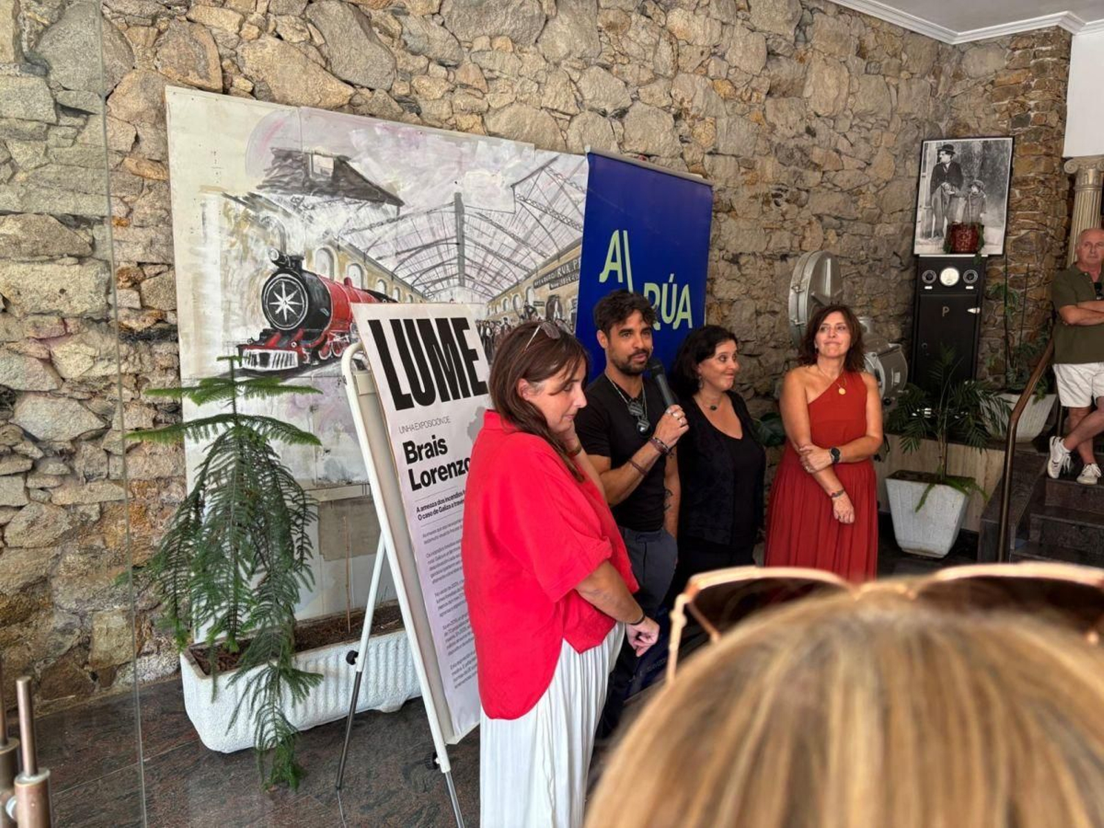 El fotógrafo Brais Lorenzo habla durante la presentación de la exposición.