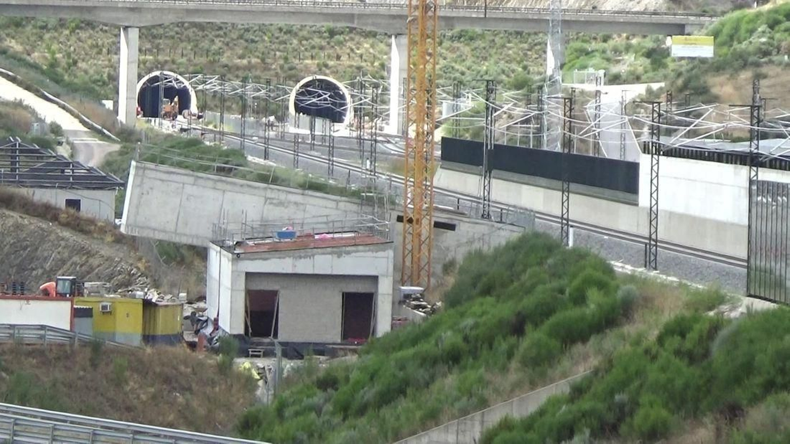 A la estación Porta de Galicia todavía le faltan meses de trabajo en su entorno y en el propio edificio. (Foto: F. Gil)