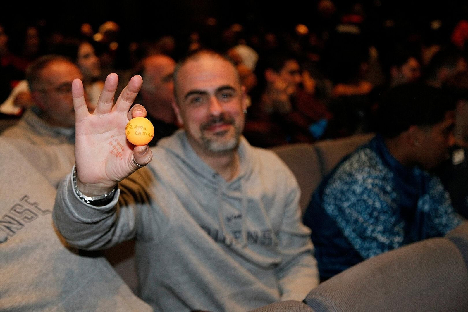 Uno de los afortunados que consiguió premio.