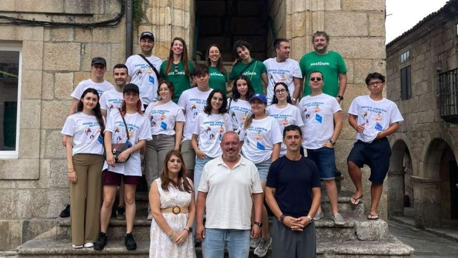 Los voluntarios con Regina Bahamonde, César Fernández y Manuel Araujo.