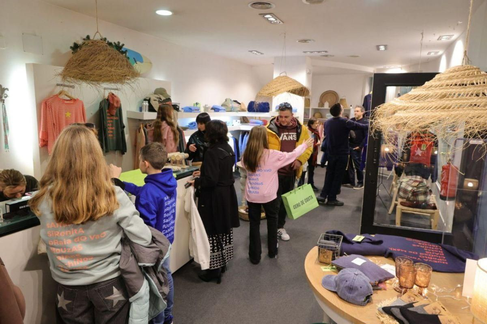 El comercio Cero de Costa, en Príncipe, recibe muchos visitantes durante los domingos por la tarde