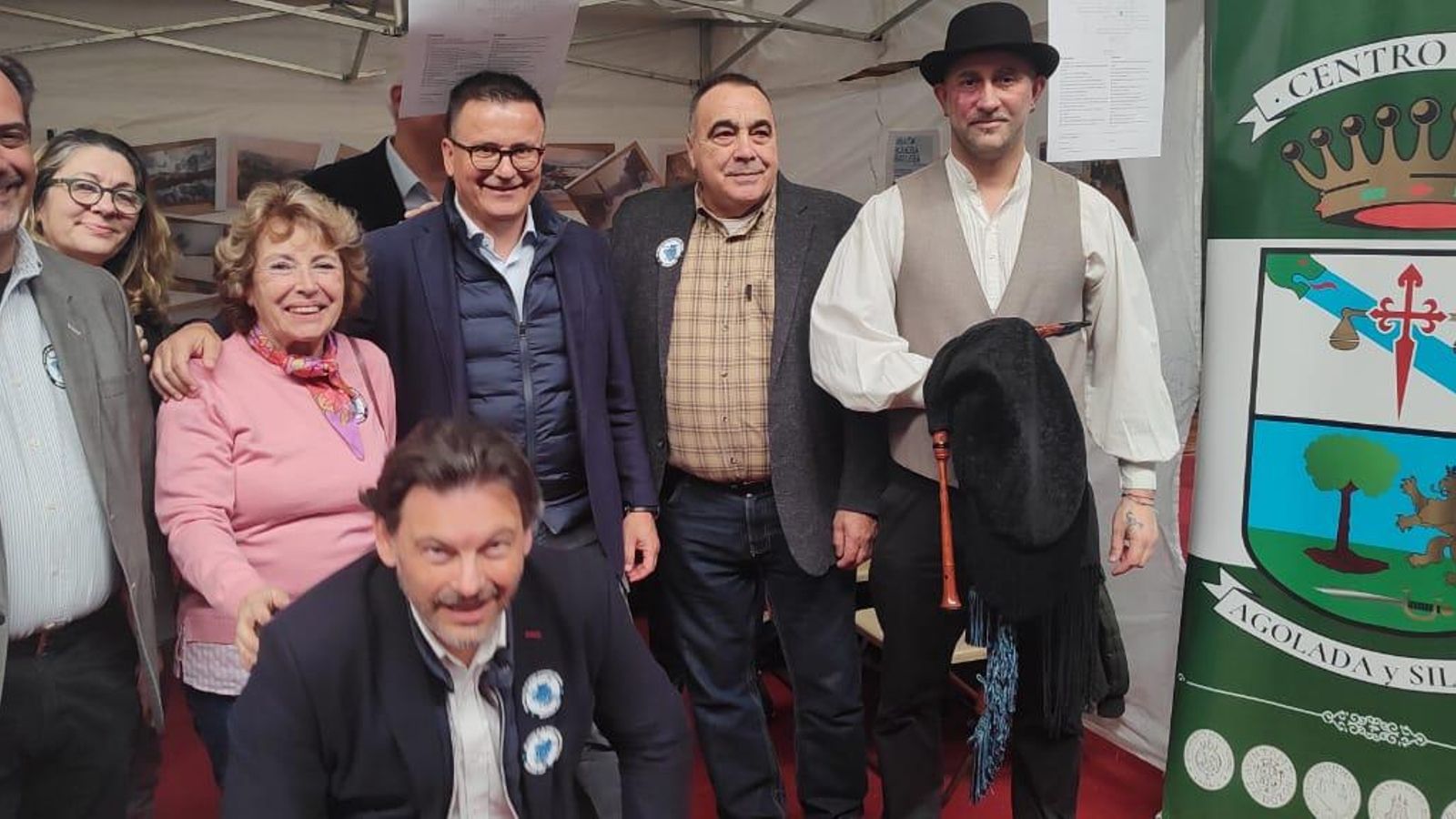 En la imagen Fernando López Pereira, José González Costa- presidente del Centro Lalín- José Gonzàlez Vàzquez- Conselleriro de Emprego y Antonio Rodríguez Miranda Secretario Xeral da Emigración, en un "chiringuito" de cultura.
