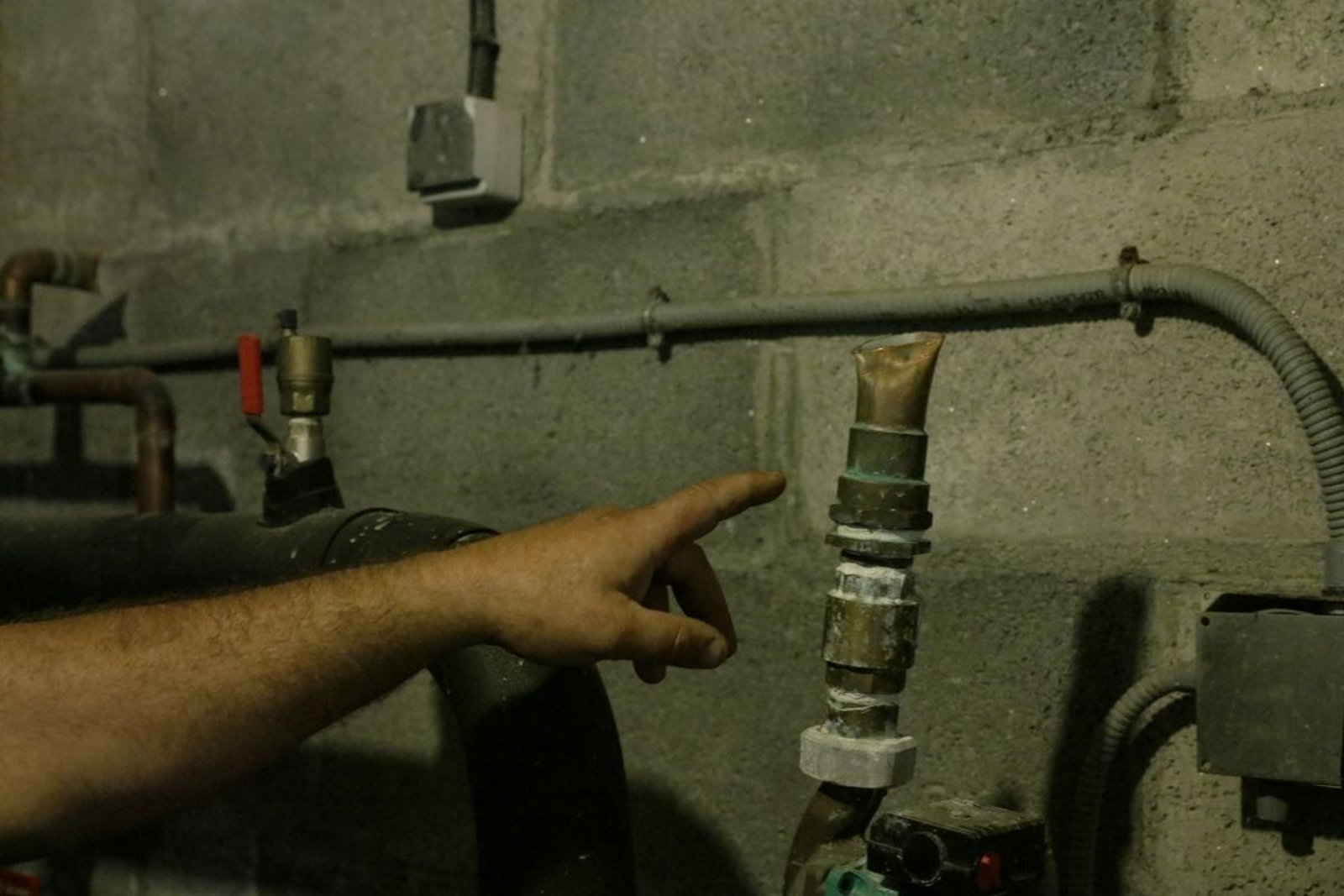 Las tuberías de cobre de la instalación del agua robadas en el campo del Nogueira.