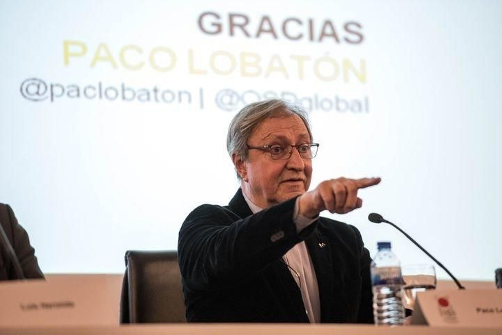 Paco Lobatón, durante su charla, en la que explicó la gran importancia de los medios de comunicación en el ámbito de las desapariciones.