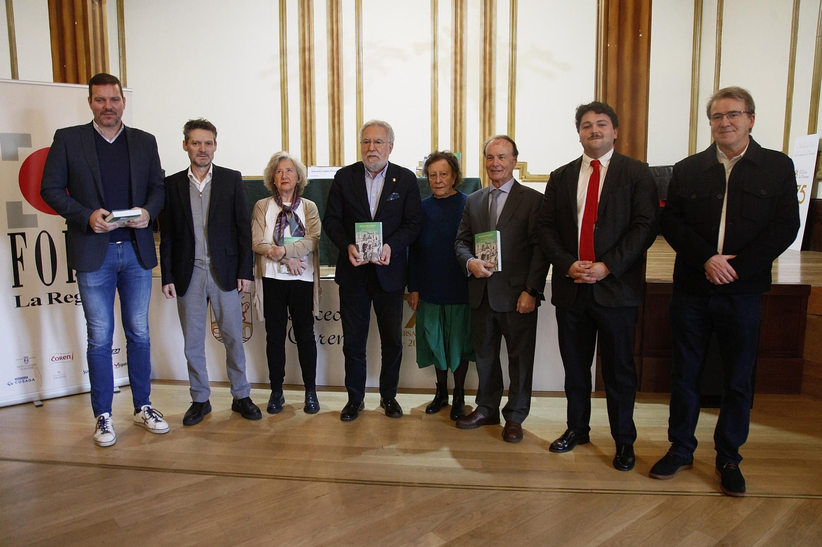 Jose López Campos, conselleiro de Cultura, Lingua e Xuventude; Xose Pastoriza, director de La Región; Maria Victoria Carballo-Calero, preimo Trasalba; Miguel Santalices, presidente do Parlamento de Galicia; Maribel Outeiriño, premio Trasalba; Eduardo Lopez, presidente da Fundación Otero Pedrayo; Martin Outeiriño, responsable da reedición; e Manuel Pardo, delegado da Xunta en Ourense.
