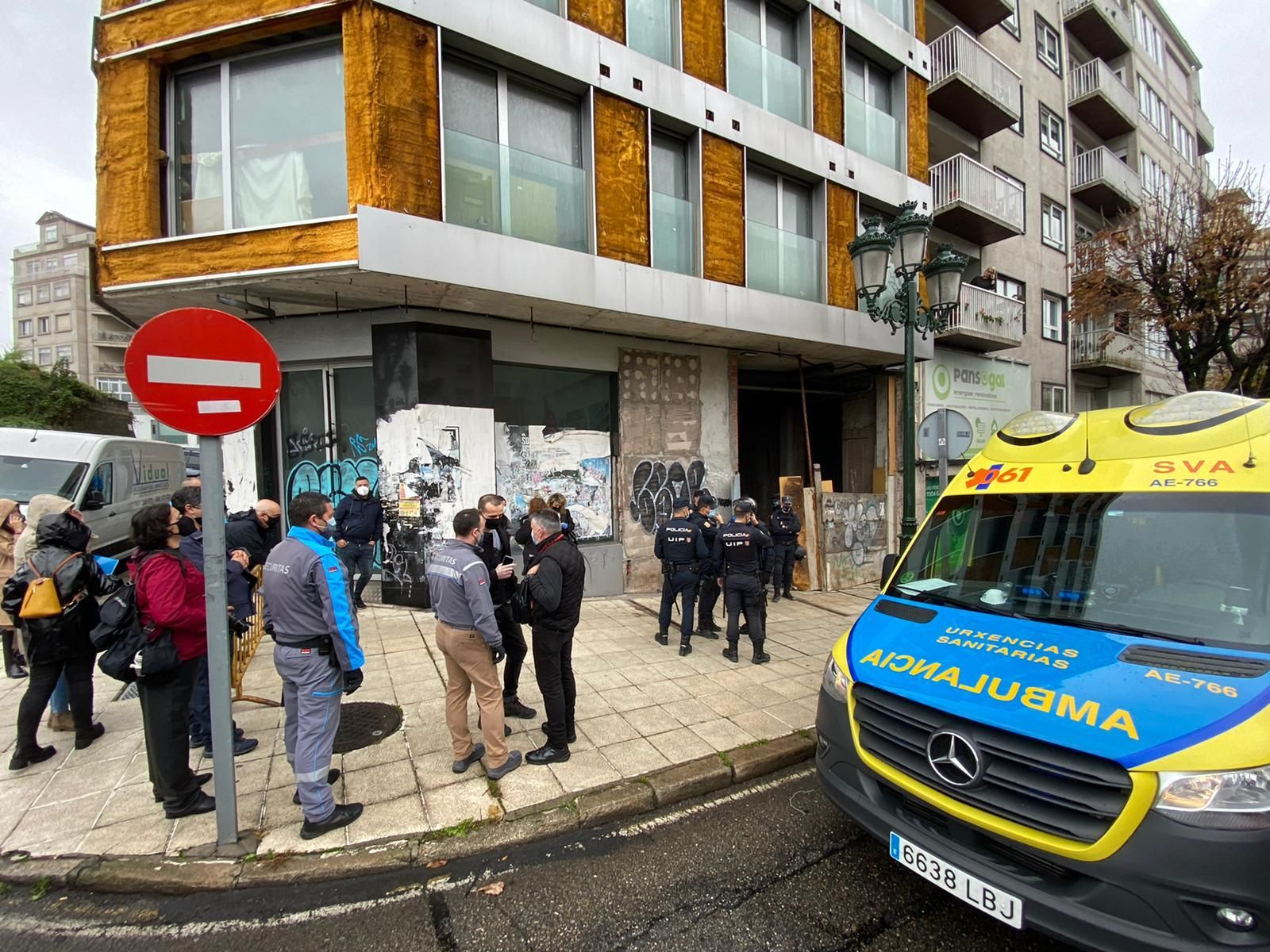 La Policía Nacional desaloja el edificio okupado en la Gran Vía de Vigo