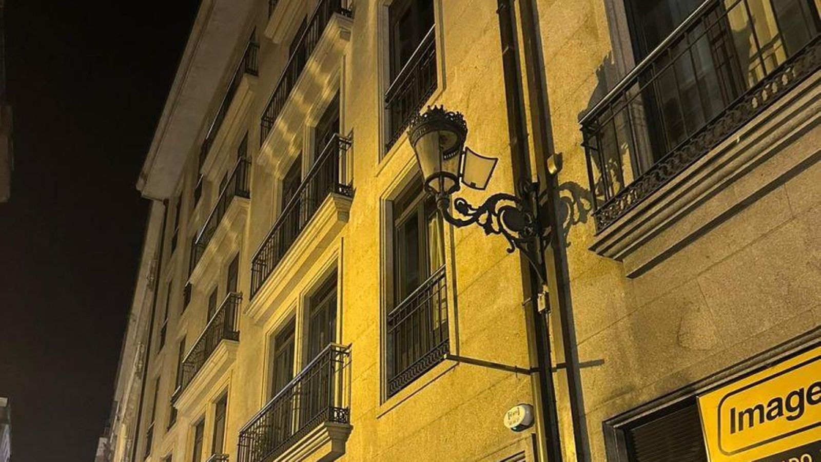 Esta farola lleva un mes por lo menos apagada en la calle Santo Domingo, entre los números 41 y 45.
