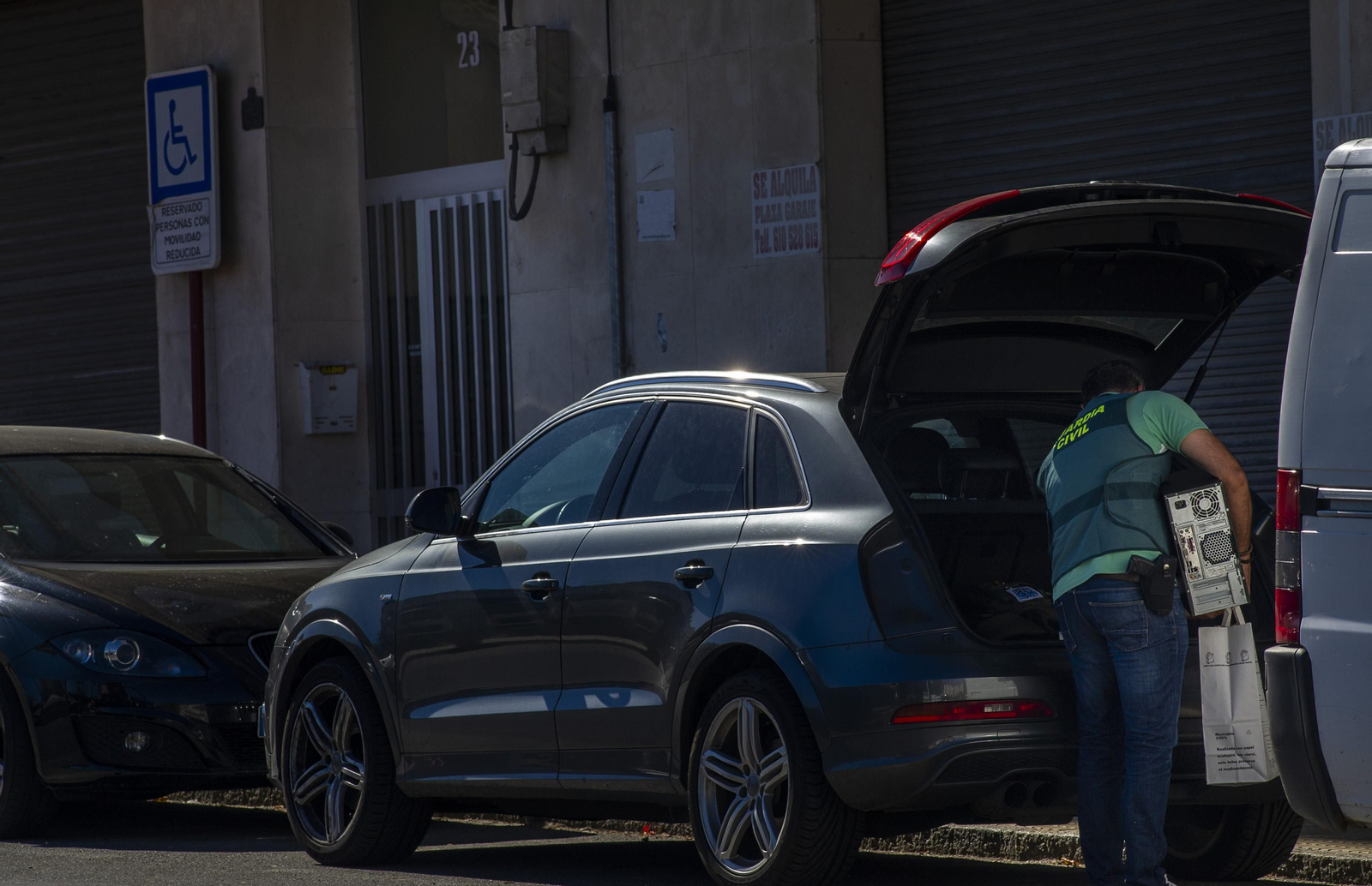 La Guardia Civil registra la vivienda del presunto asesino de Taboadela en su domicilio de la rúa do Vinteún //Fotos Martiño Pinal