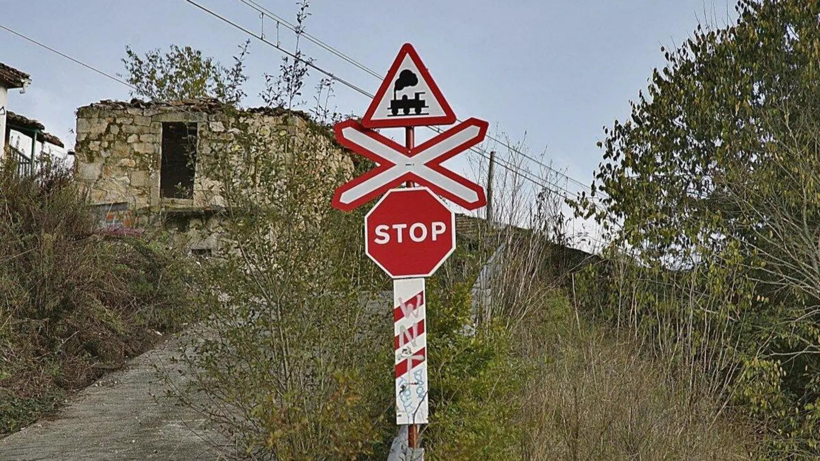 Aviso en uno de los seis pasos a nivel que hay entre Ourense y Monforte.