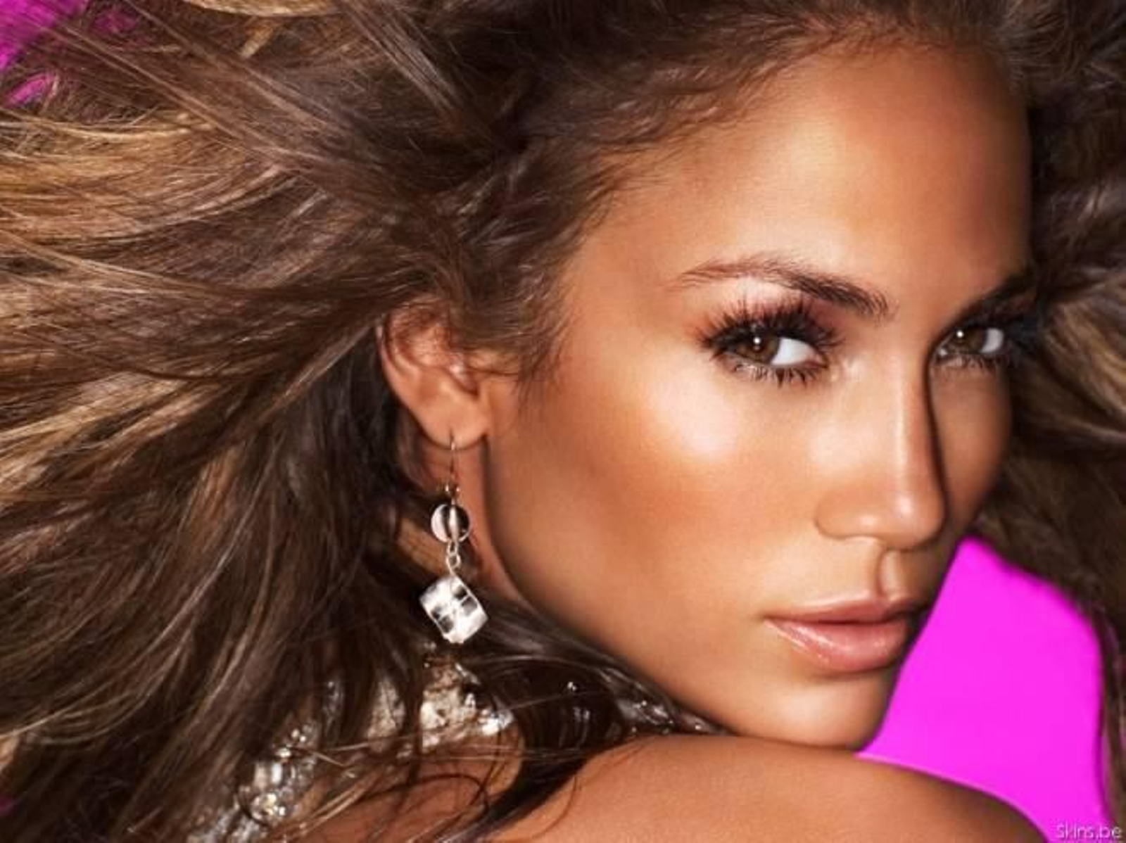 Jennifer López con maquillaje