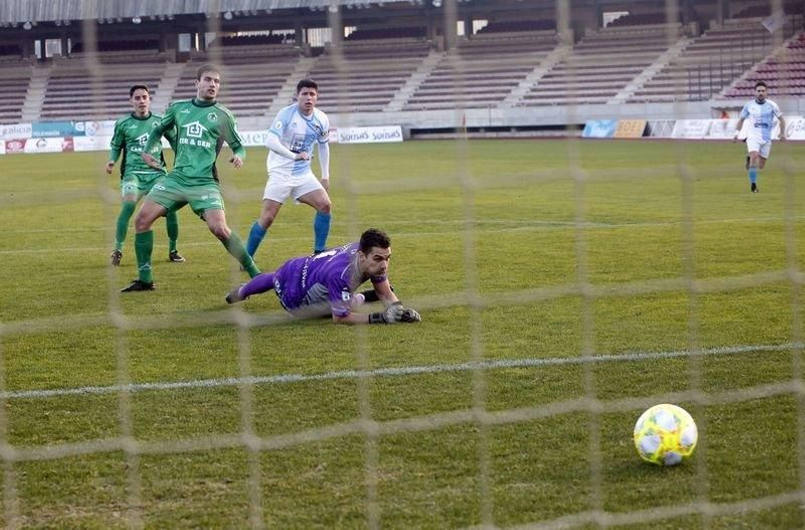 El portero del Arenteiro Rui Santos observa como el balón traspasa su portería.