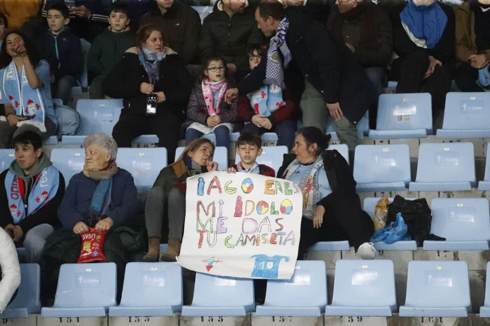 Un fanático de Iago Aspas con su pancarta en Balaídos.