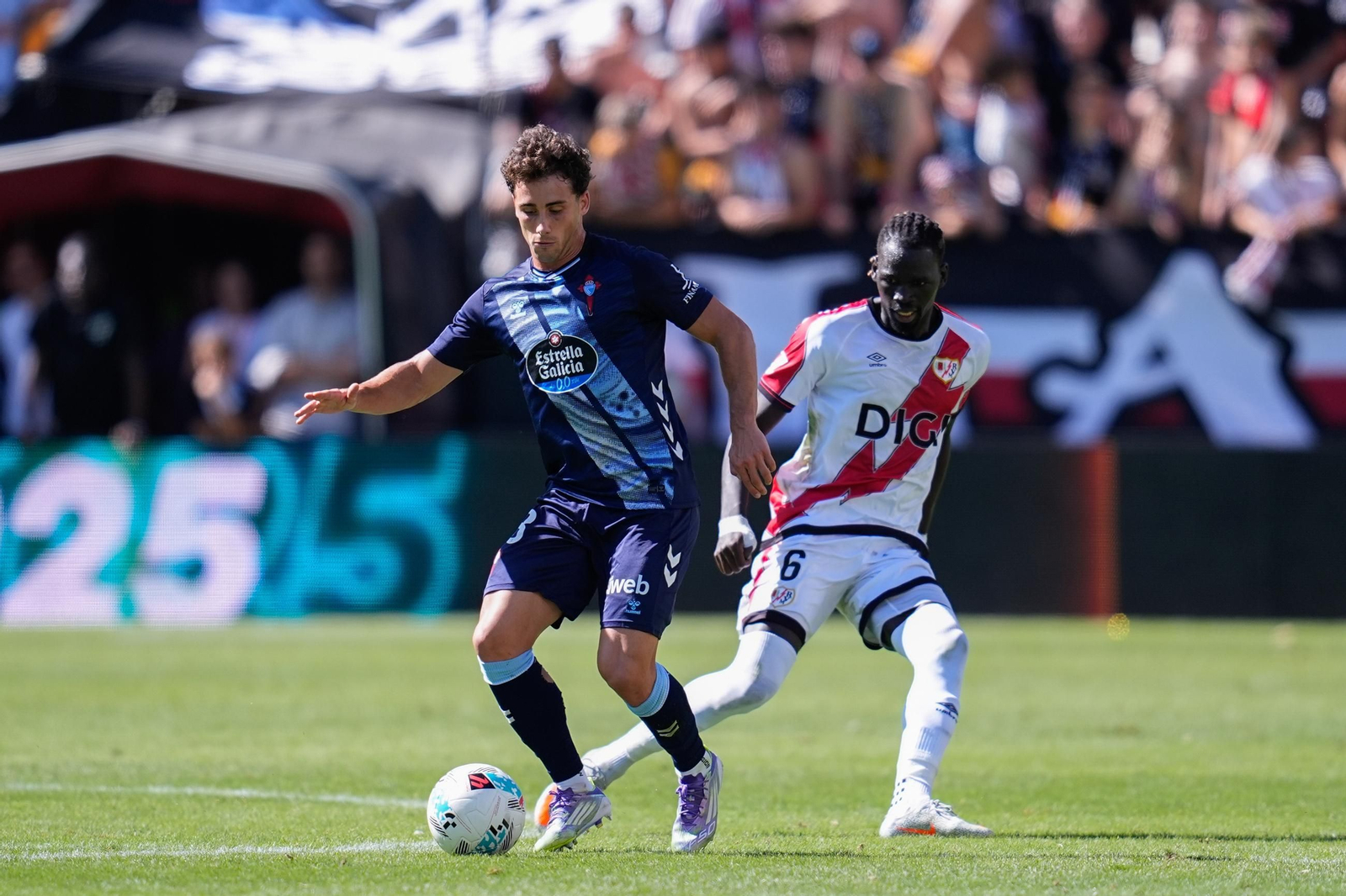 Pablo Durán protege el balón ante Pathé Ciss en el Rayo-Celta de la pasada campaña, que acabó en empate.